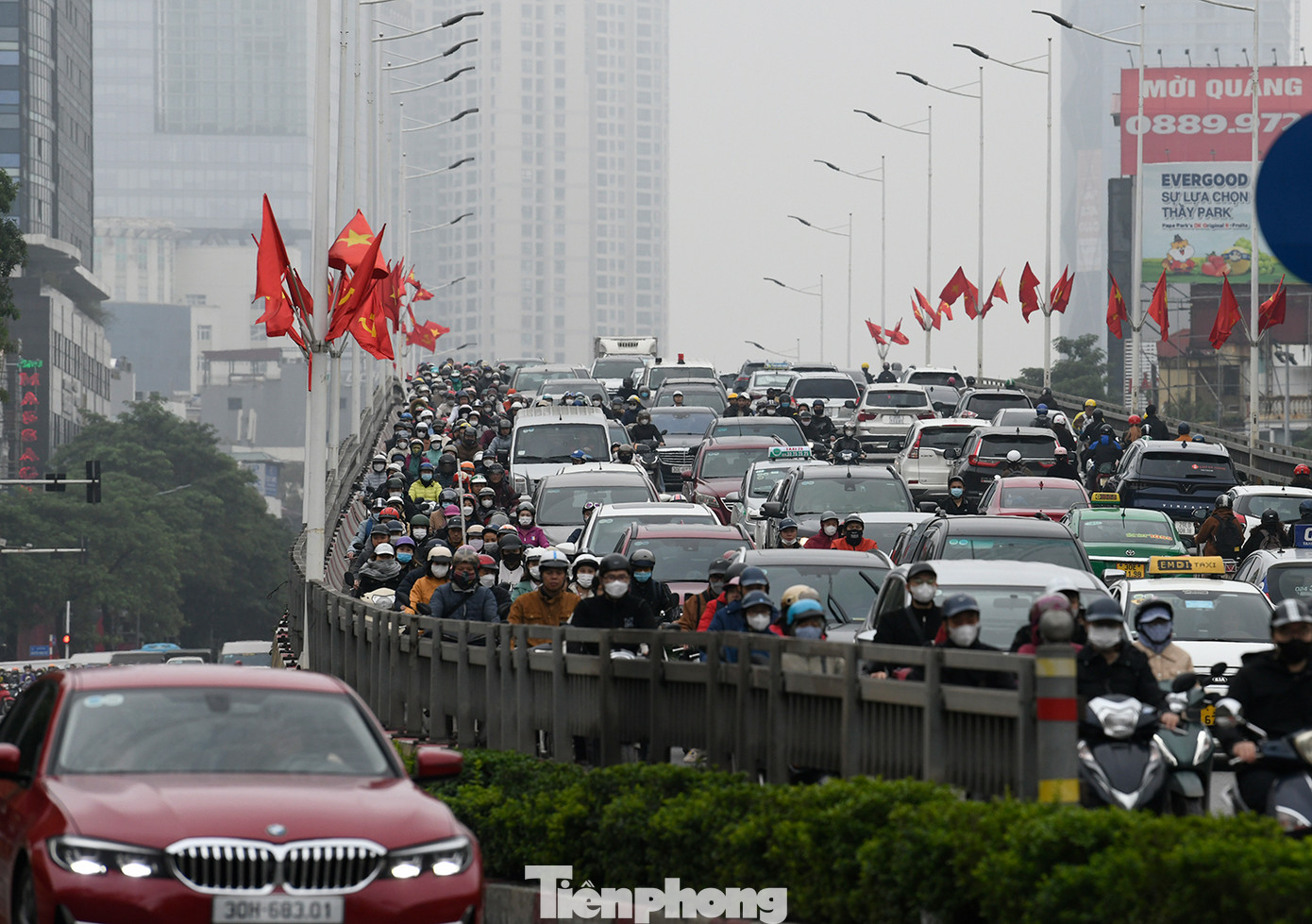 Trên cầu vượt Nguyễn Chí Thanh lượng xe ùn kéo dài.