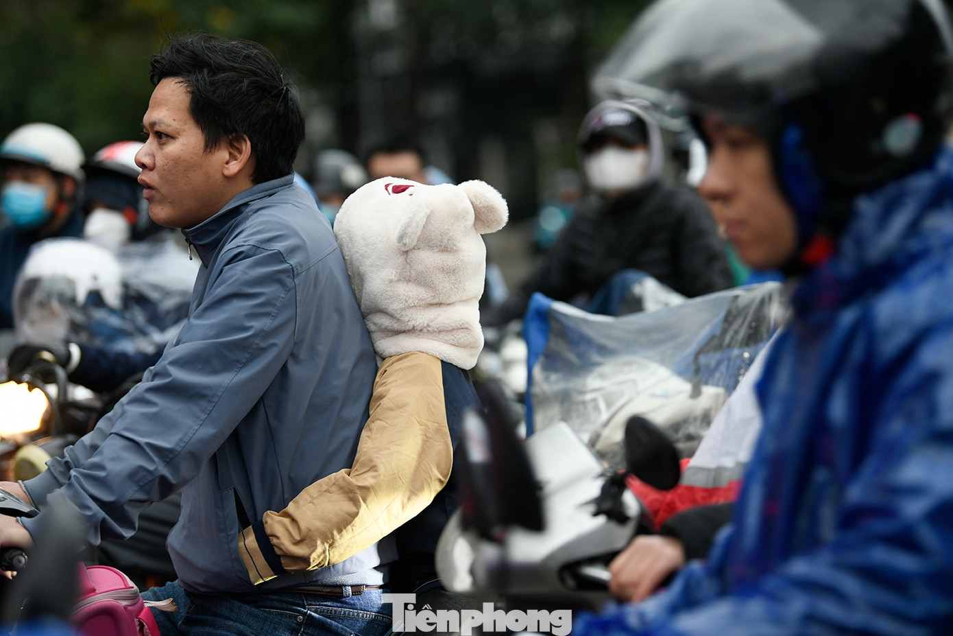 Không khí lạnh kèm theo mưa rải rác khiến người dân cảm nhận cái lạnh rõ hơn khi đi ra đường, nhiều người chở con đi học vẫn mặc ngoài áo khoác trong cái lạnh tê tái.