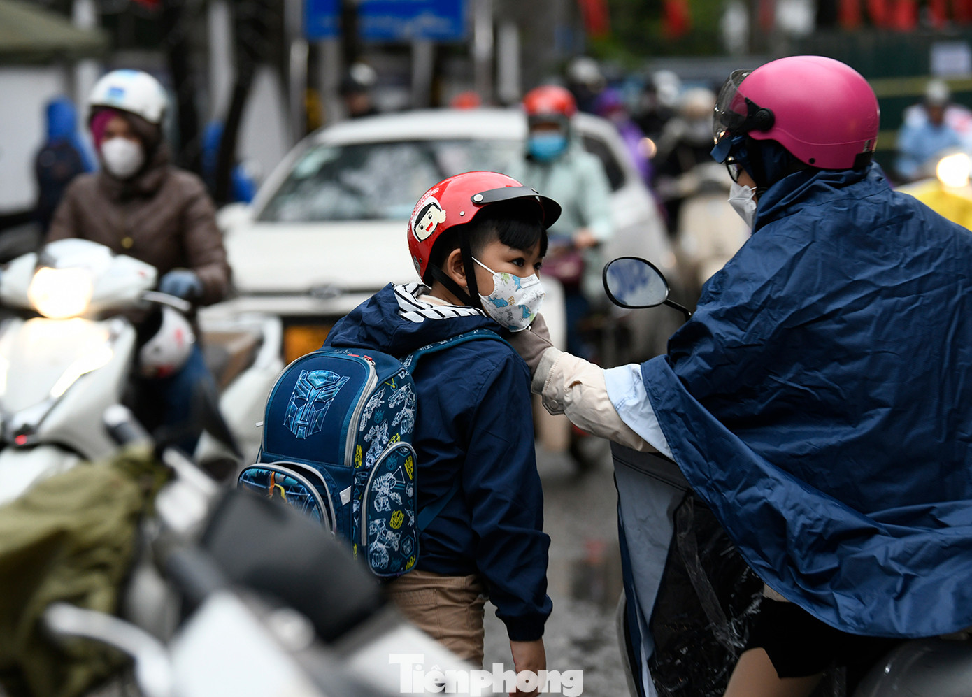 Do ảnh hưởng của không khí lạnh, nền nhiệt tại Hà Nội sáng nay (22/1) đã giảm xuống còn khoảng 12-14 độ C. Thời tiết kèm mưa phùn khiến nhiều người cảm nhận rõ cái lạnh, thu mình trong áo ấm khi ra đường.