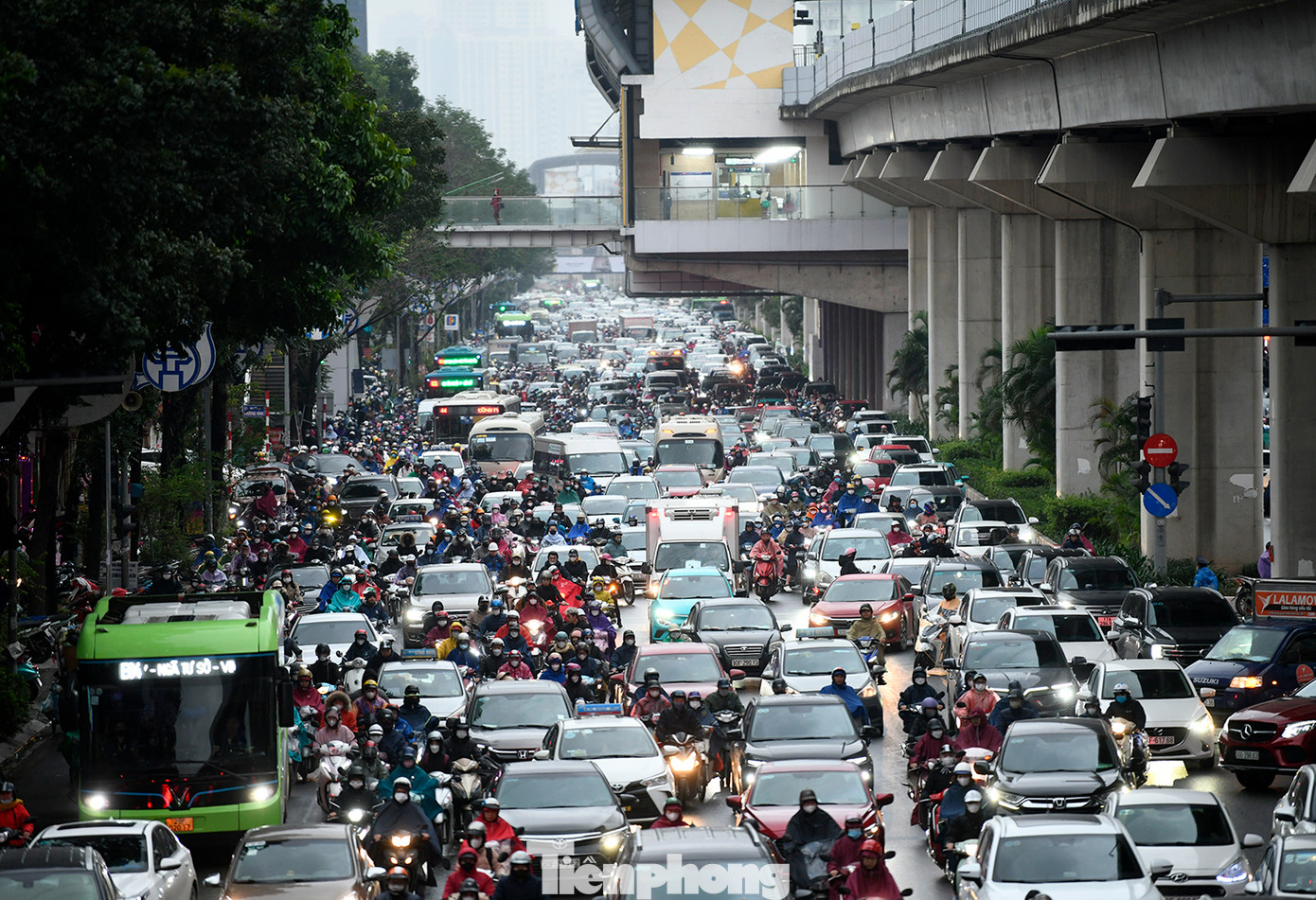 Trên đường Nguyễn Trãi ùn kéo dài hướng từ hầm chui Thanh Xuân về Ngã Tư Sở.