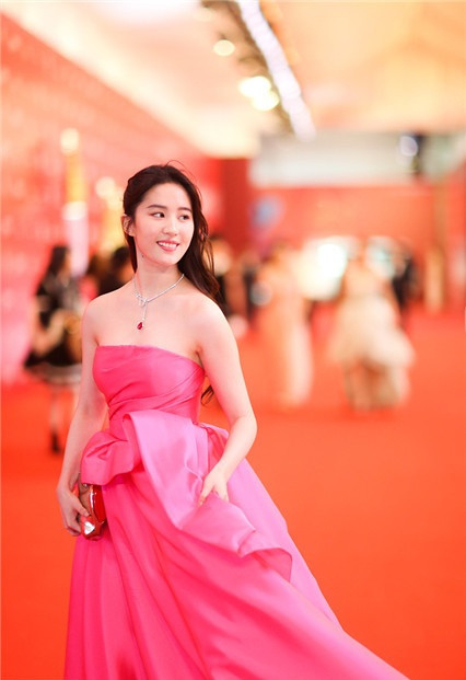 ‘Công chúa’ Lưu Diệc Phi gợi cảm với đầm hồng cúp ngực ảnh 6