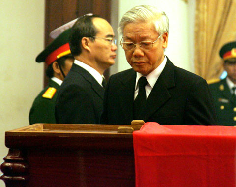 Tổng bí thư Nguyễn Phú Trọng trước linh cữu cố chủ tịch Võ Chí Công. Ảnh: VnExpress