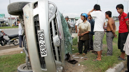 Chiếc Innova leo dải phân cách ngã chổng vó