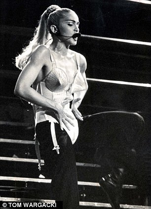 Daphne Selfe ngày ấy và bây giờ Daphne Selfe luôn giữ thái độ vui vẻ và lạc quan trong cuộc sống Một Daphne Selfe tự tin sải bước trên sàn catwalk bất chấp tuổi tác