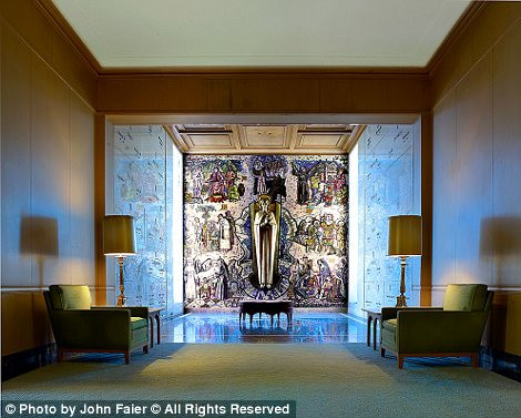 Bức tượng được đặt ở giữa không gian lung linh, sang trọng nhất của nhà thờ. Bức tượng được đặt ở giữa không gian lung linh, sang trọng nhất của nhà thờ