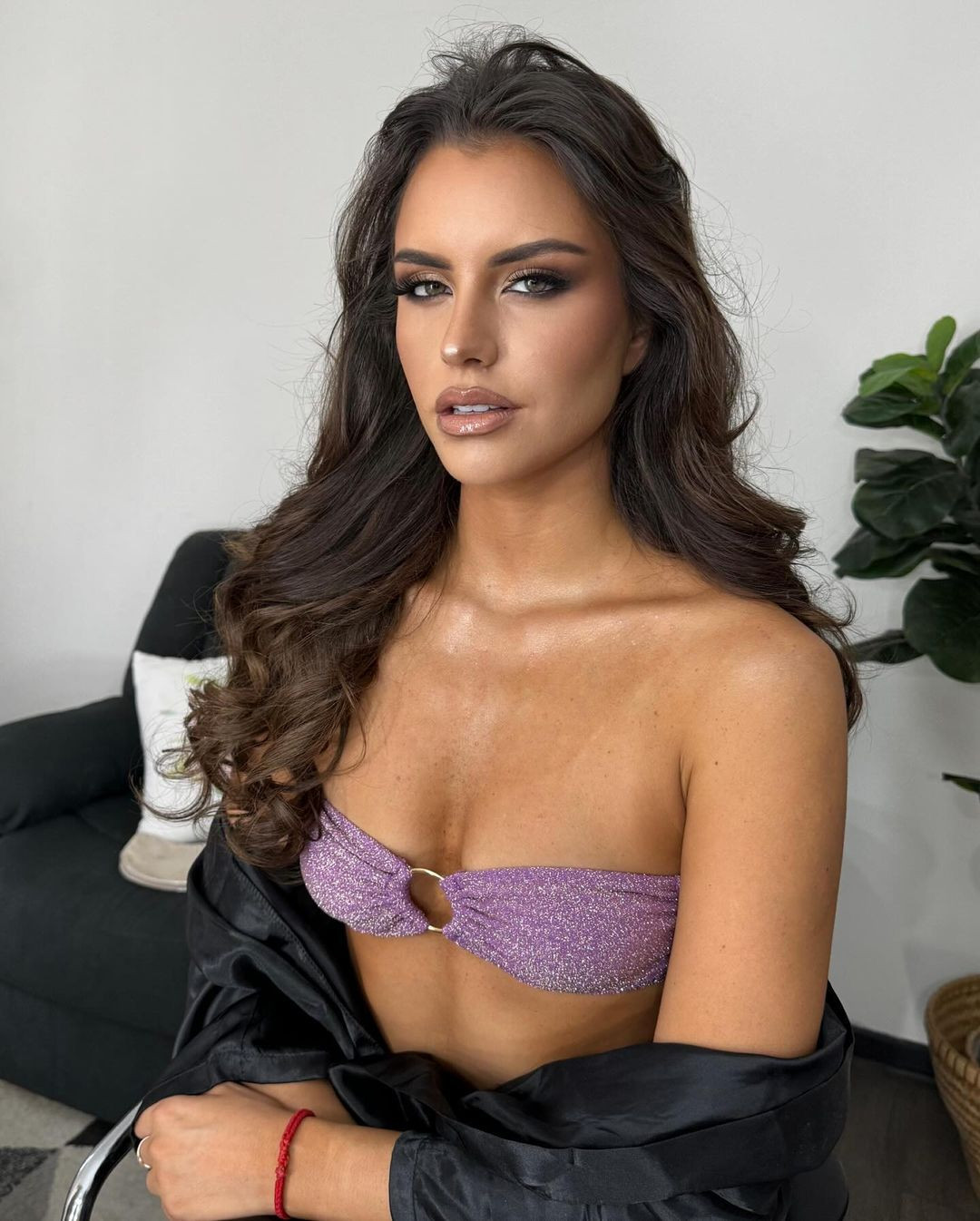 Sau chiến thắng tại chương trình Rojo, Emilia được đào tạo một tháng tại JA Music World ở Miami, Florida, Mỹ.