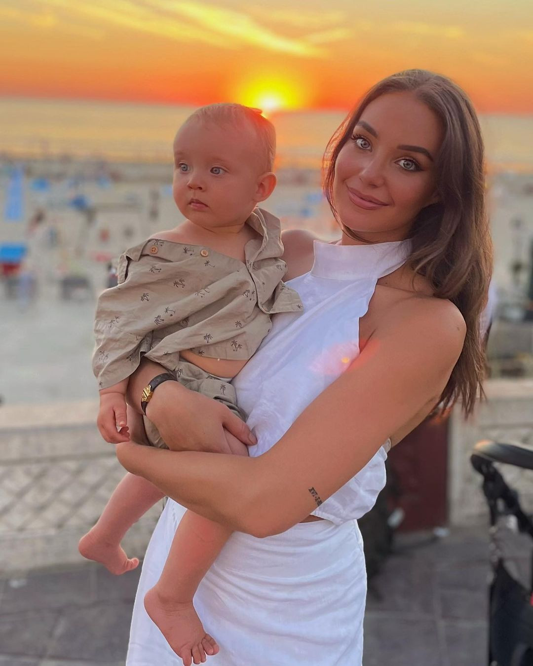 Người đẹp năm nay 27 tuổi, đã kết hôn và có một con trai.