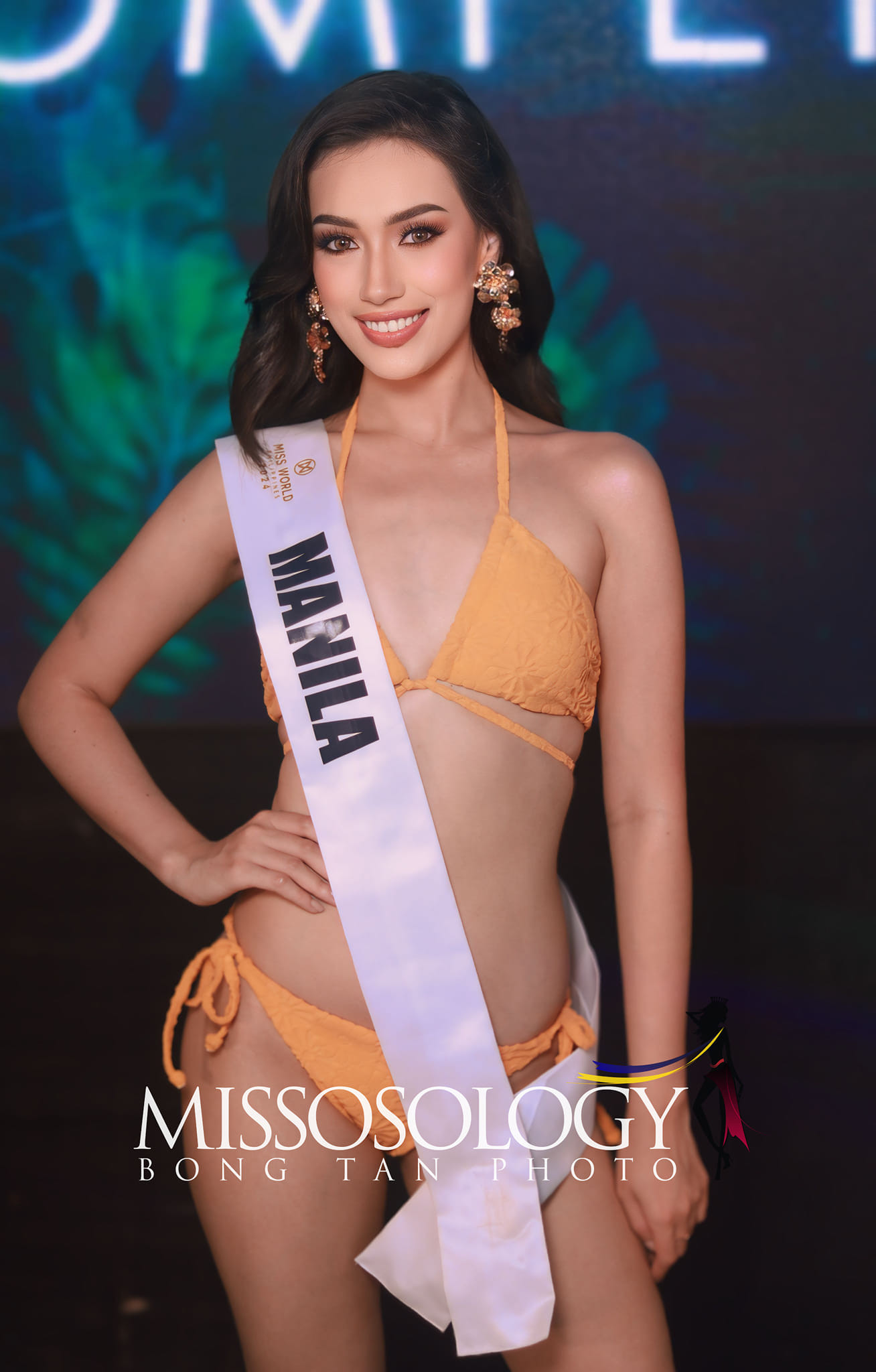 Dàn thí sinh trình diễn bikini tông màu vàng nổi bật. Thiết kế được nhận xét giúp dàn người đẹp khoe vóc dáng săn chắc.