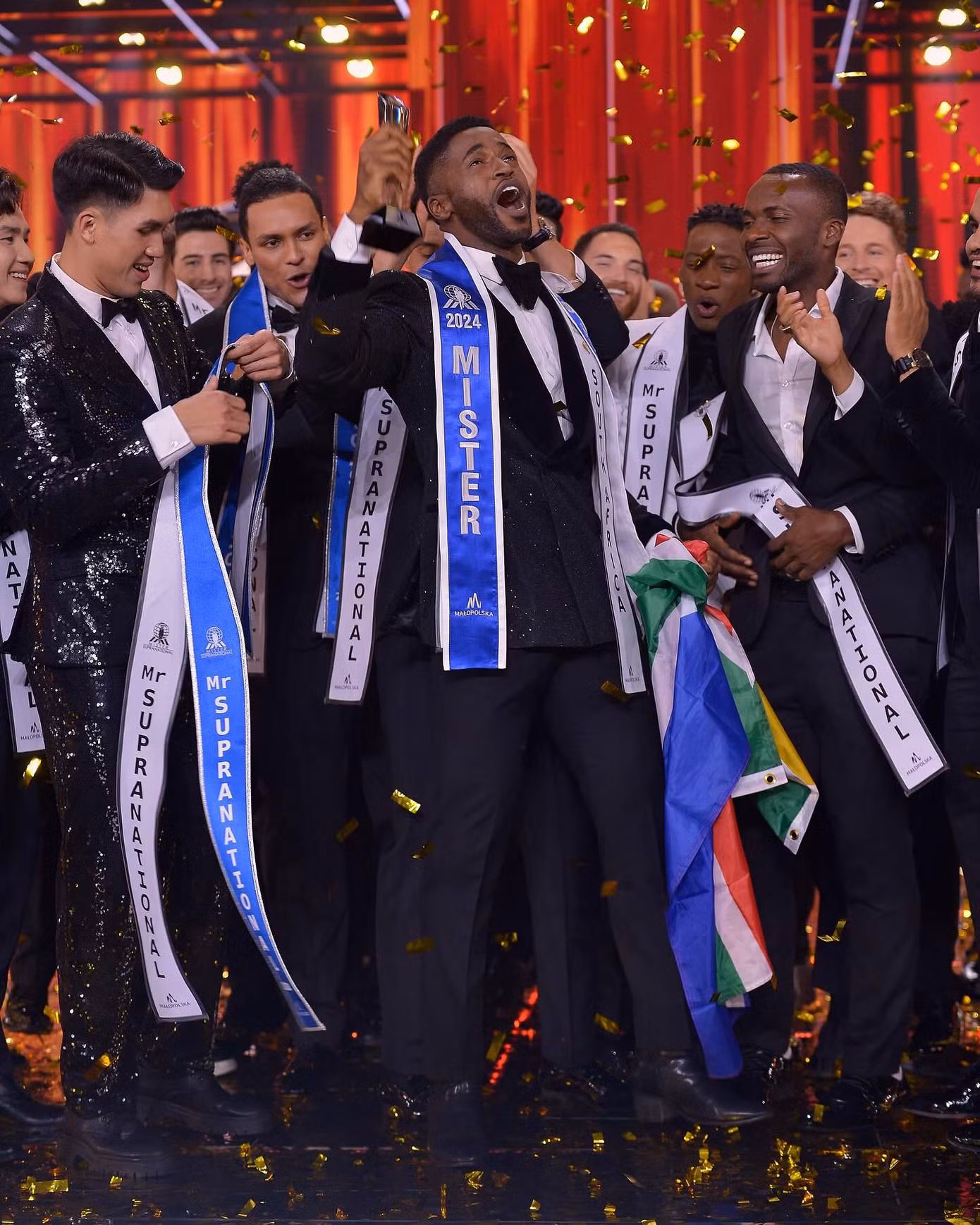 Đại diện Nam Phi - Fezile Mkhize - đã đăng quang cuộc thi Mister Supranational 2024.