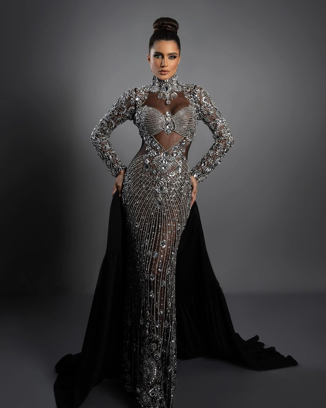 Người đẹp Brazil - Isadora Murta là ứng viên tiềm năng cho ngôi vị hoa hậu. Isadora Murta năm nay 25 tuổi, cao 1,72 m. Cô có bằng chuyên ngành quản trị của Đại học Liên bang Vicosa. Cô từng giành ngôi vị á hậu 2 tại cuộc thi Miss Universe Brazil 2022. Khán giả quê nhà đang đặt kỳ vọng Isadora Murta giành chiếc vương miện Hoa hậu Siêu quốc gia đầu tiên về cho Brazil.