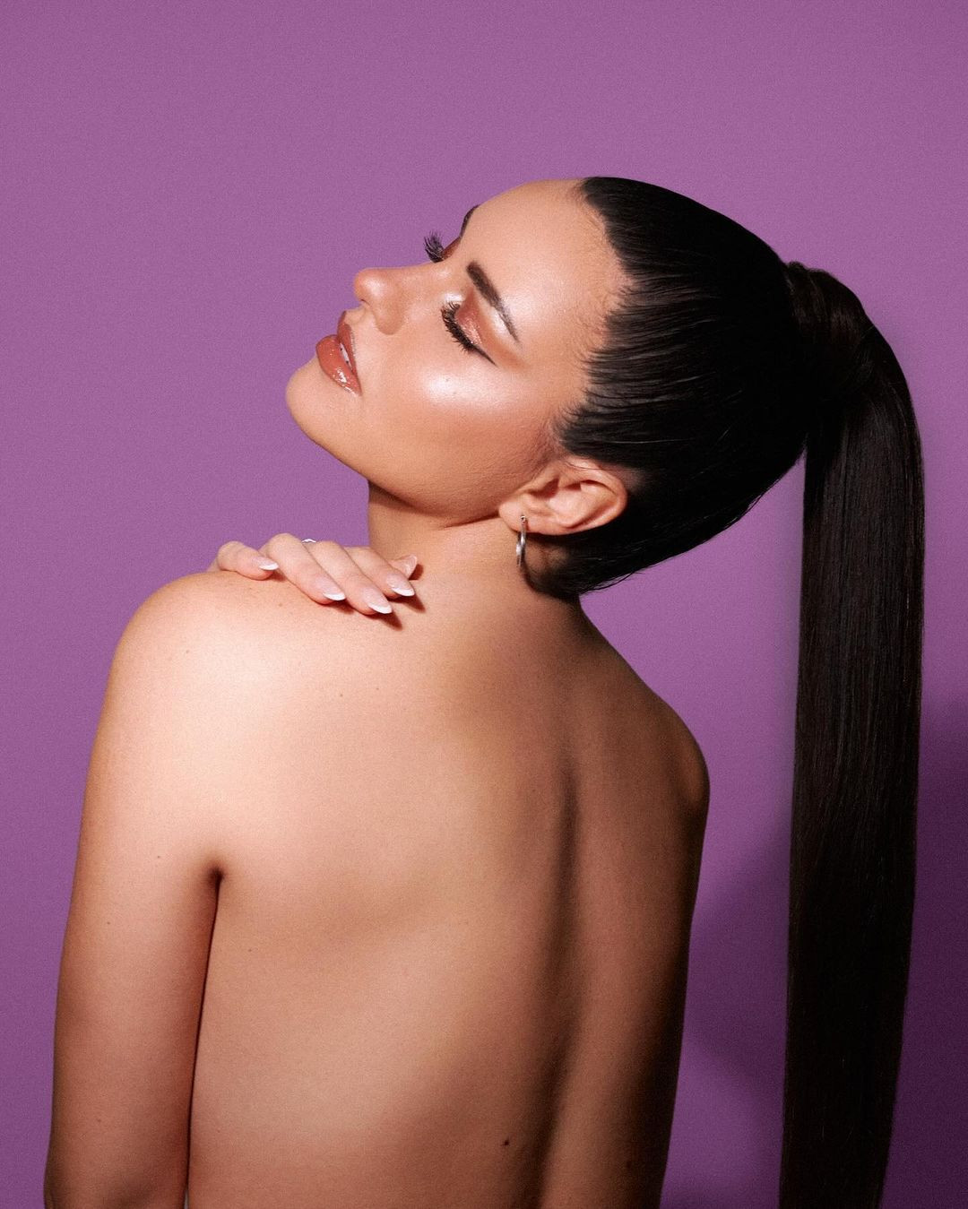 Cô sinh năm 1999 tại Santiago, Chile, là ca sĩ nổi tiếng ở quê nhà.