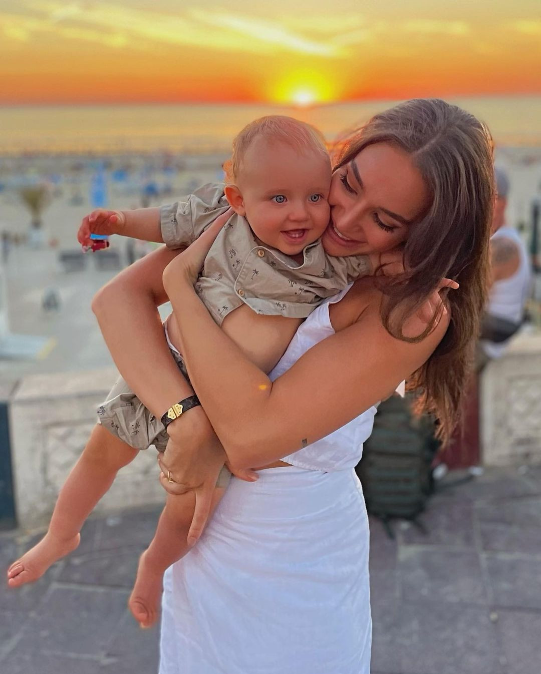 Người đẹp năm nay 27 tuổi, đã kết hôn và có một con trai.