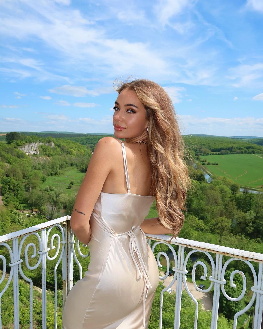 Sau khi ban tổ chức Hoa hậu Hà Lan từ bỏ bản quyền, Miss Beauty Of The Netherlands đã mua lại quyền cử đại diện Hà Lan tham dự Hoa hậu Hoàn vũ. Miss Beauty Of The Netherlands cũng nắm bản quyền Hoa hậu Trái Đất ở Hà Lan.