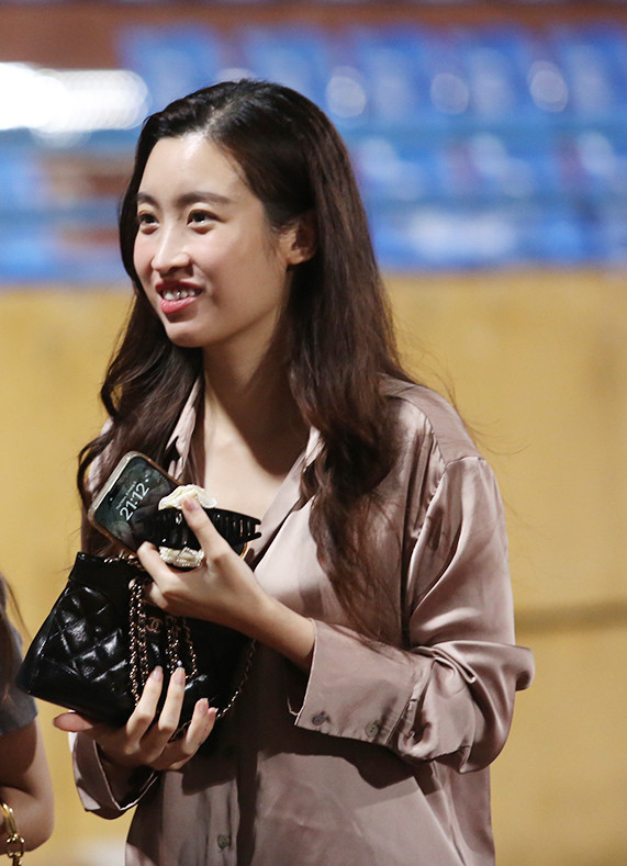 Trước đó, Đỗ Mỹ Linh nhiều lần tới sân cổ vũ đội bóng của chồng trong các trận đấu quan trọng. Cô chuộng phong cách giản dị, năng động. Hôm 9/5, Đỗ Mỹ Linh tới sân Hàng Đẫy theo dõi trận đấu giữa Hà Nội FC và Thể Công Viettel ở vòng 17 V-League 2023-2024. Cô diện bộ đồ lụa màu tím giản dị, để mặt mộc.