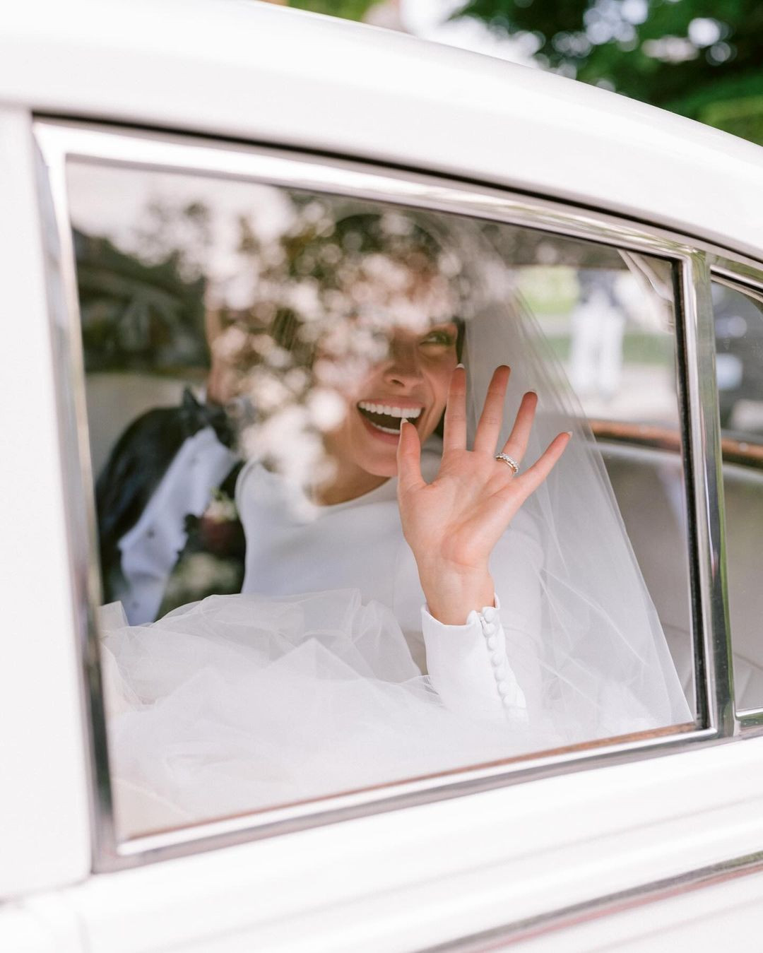 Sau khi làm lễ ở nhà thờ, cặp đôi di chuyển đến địa điểm tổ chức tiệc cưới với người thân, bạn bè.