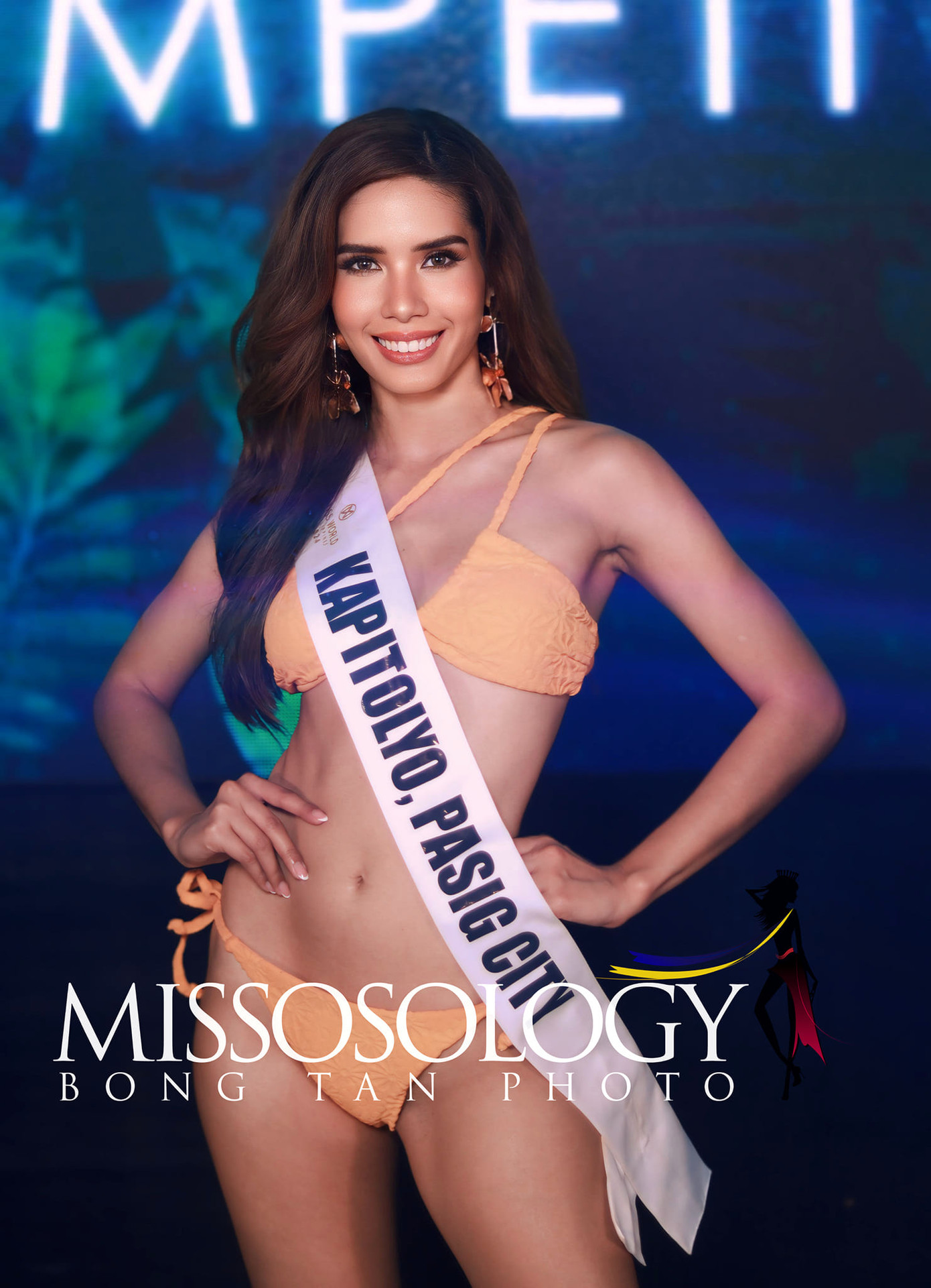 Dàn thí sinh trình diễn bikini tông màu vàng nổi bật. Thiết kế được nhận xét giúp dàn người đẹp khoe vóc dáng săn chắc.