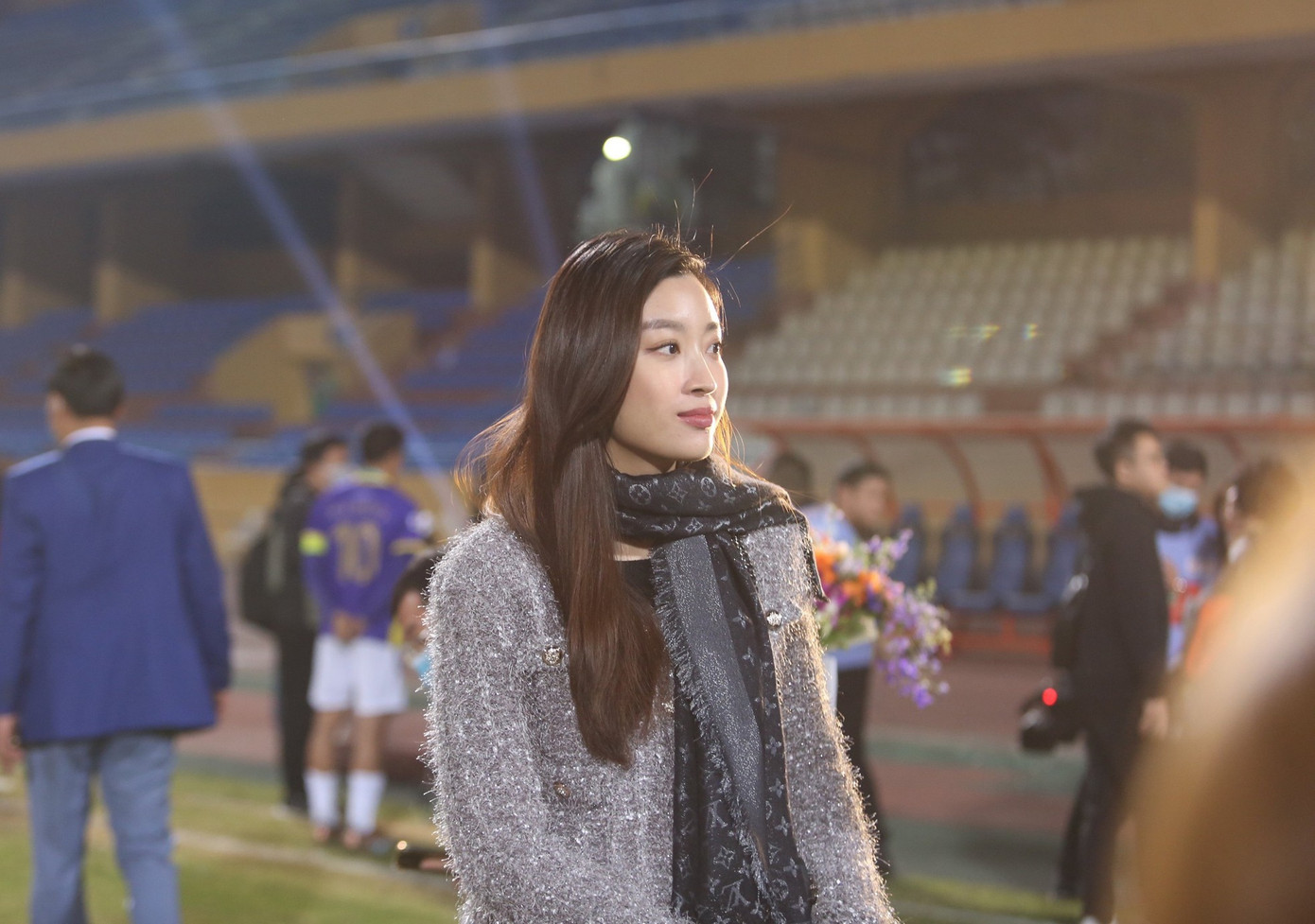 Đỗ Mỹ Linh và ông xã Đỗ Vinh Quang xuống sân chia sẻ niềm vui với các cầu thủ CLB Hà Nội khi giành chiến thắng 2-0 trước CLB Hải Phòng và sở hữu danh hiệu Siêu cúp thứ 5, trở thành đội giành nhiều Siêu cúp bóng đá nhất Việt Nam.