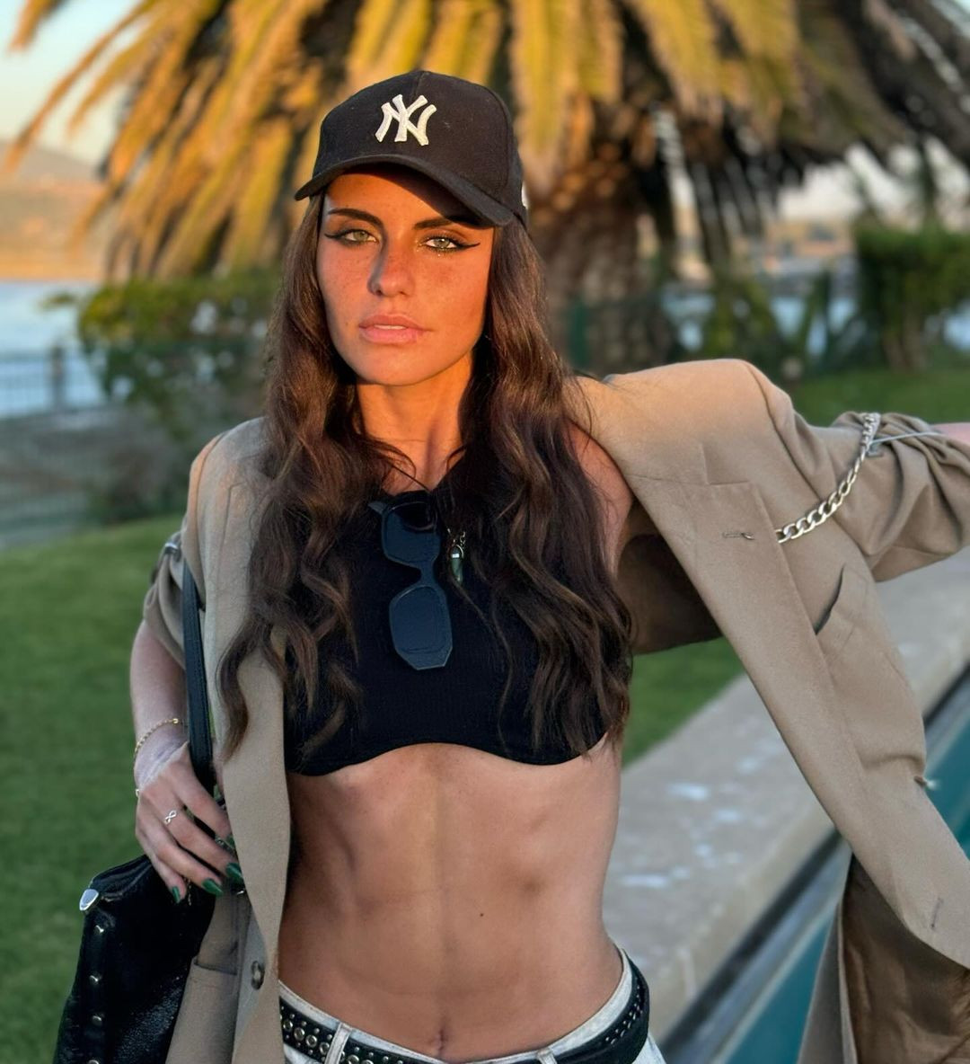 Emilia Dides có vẻ ngoài cá tính, hiện đại và thân hình quyến rũ.