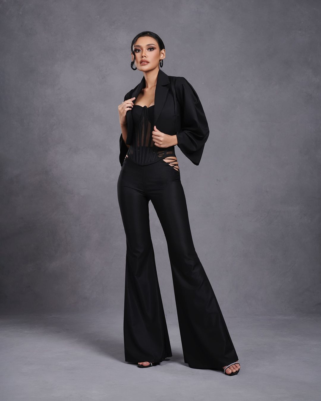 Ngoài đời, người đẹp Indonesia có phong cách ăn mặc kín đáo, thanh lịch.