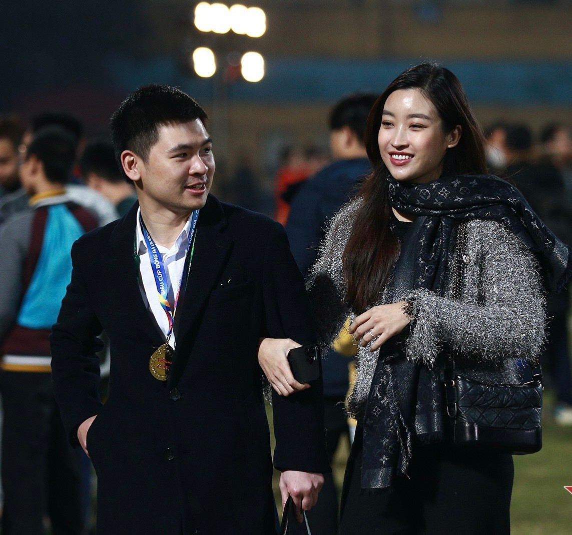 Đỗ Mỹ Linh và ông xã Đỗ Vinh Quang xuống sân chia sẻ niềm vui với các cầu thủ CLB Hà Nội khi giành chiến thắng 2-0 trước CLB Hải Phòng và sở hữu danh hiệu Siêu cúp thứ 5, trở thành đội giành nhiều Siêu cúp bóng đá nhất Việt Nam.