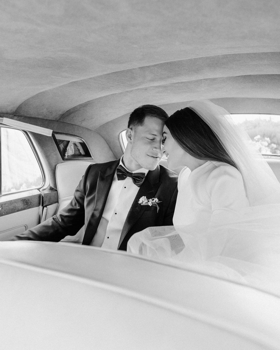 Sau khi làm lễ ở nhà thờ, cặp đôi di chuyển đến địa điểm tổ chức tiệc cưới với người thân, bạn bè.