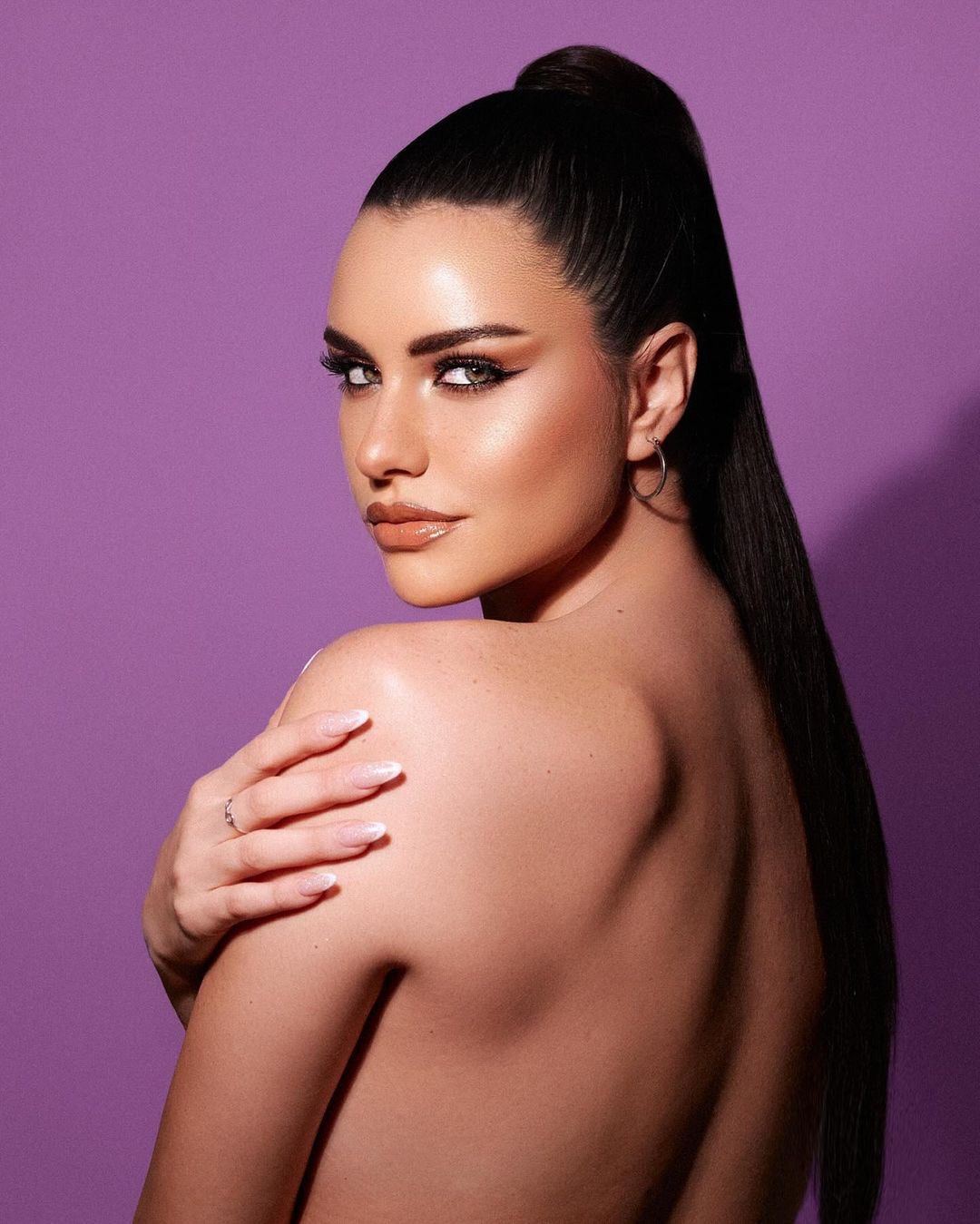 Cô sinh năm 1999 tại Santiago, Chile, là ca sĩ nổi tiếng ở quê nhà.