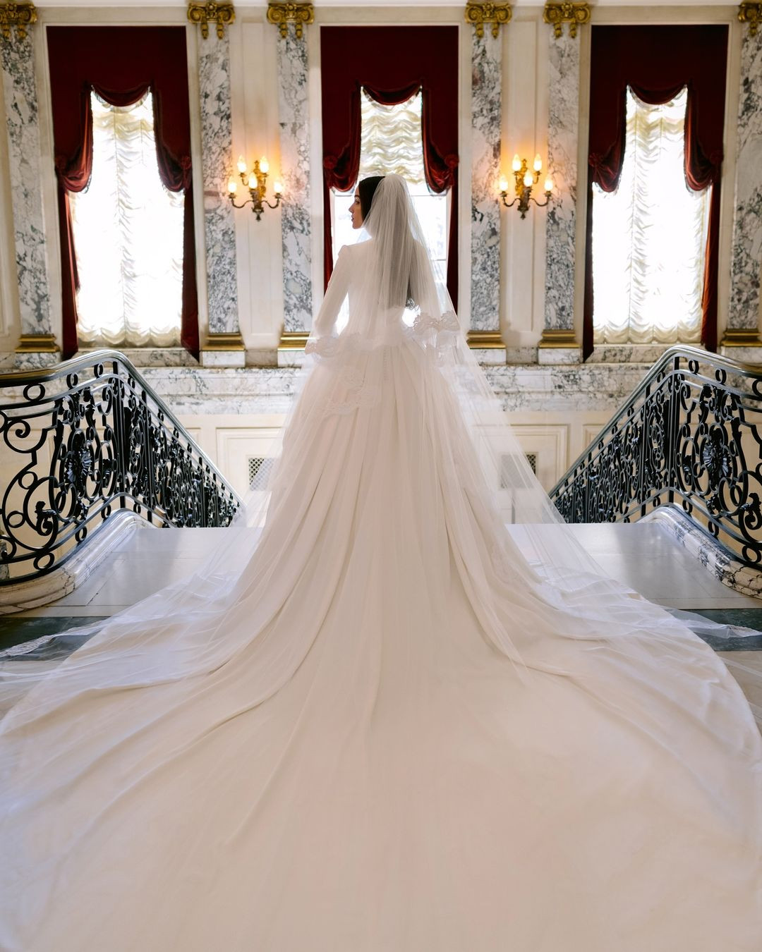 Olivia Culpo diện váy đơn giản nhưng thanh lịch, sang trọng với phần cổ tròn, tay dài do đội ngũ Dolce &amp; Gabbana thực hiện.