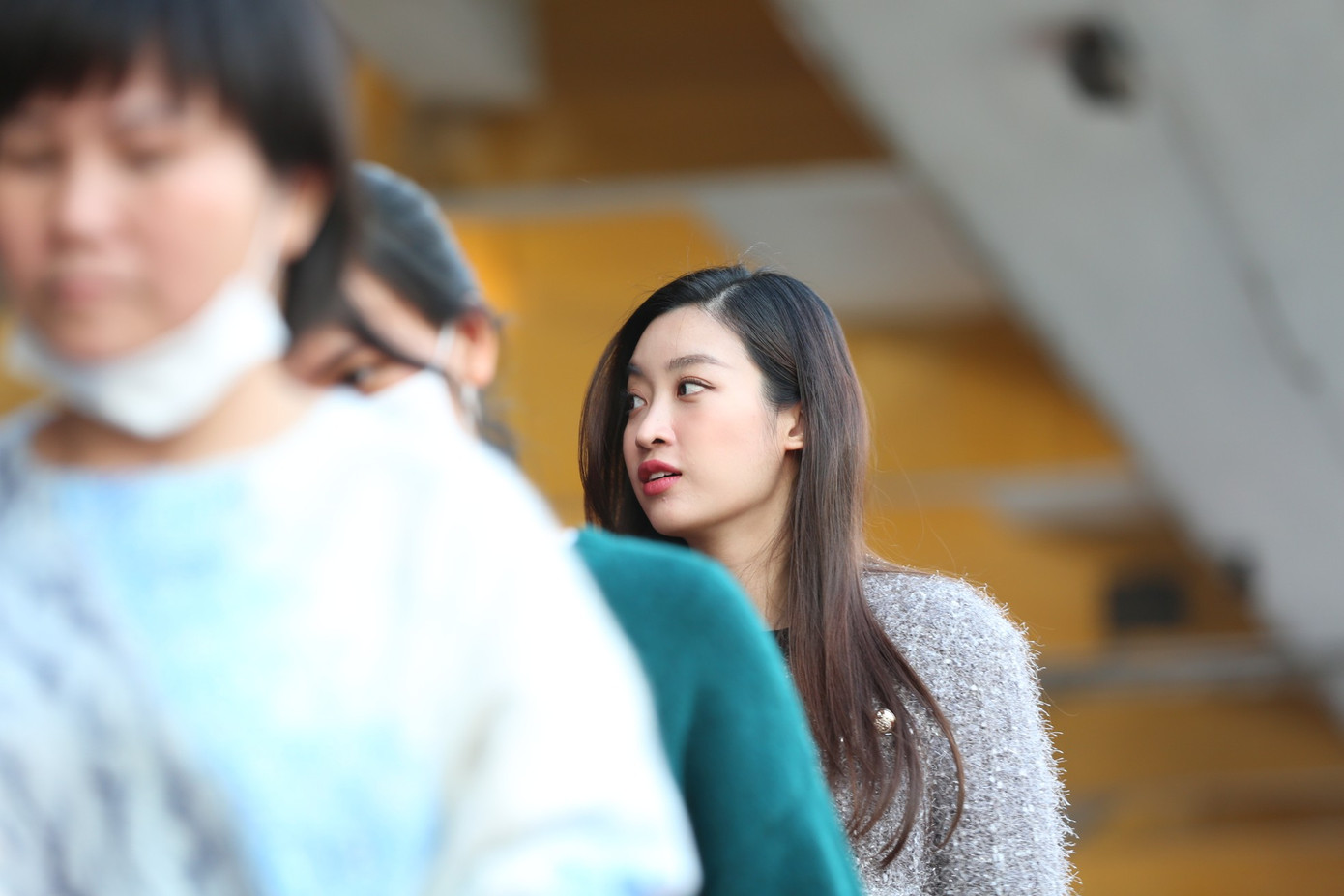 Đỗ Mỹ Linh và ông xã Đỗ Vinh Quang xuống sân chia sẻ niềm vui với các cầu thủ CLB Hà Nội khi giành chiến thắng 2-0 trước CLB Hải Phòng và sở hữu danh hiệu Siêu cúp thứ 5, trở thành đội giành nhiều Siêu cúp bóng đá nhất Việt Nam.