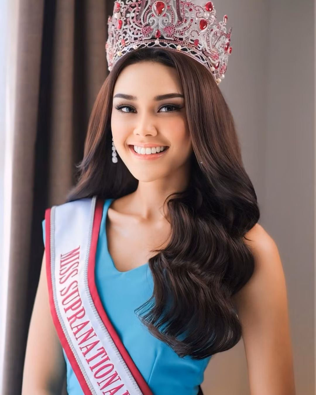 Puteri Indonesia là cuộc thi nhan sắc lâu đời, uy tín nhất ở Indonesia. Trước đó, người giành chiến thắng Puteri Indonesia thường được tham dự Hoa hậu Hoàn vũ. Từ năm 2022, Puteri Indonesia mất bản quyền Hoa hậu Hoàn vũ.