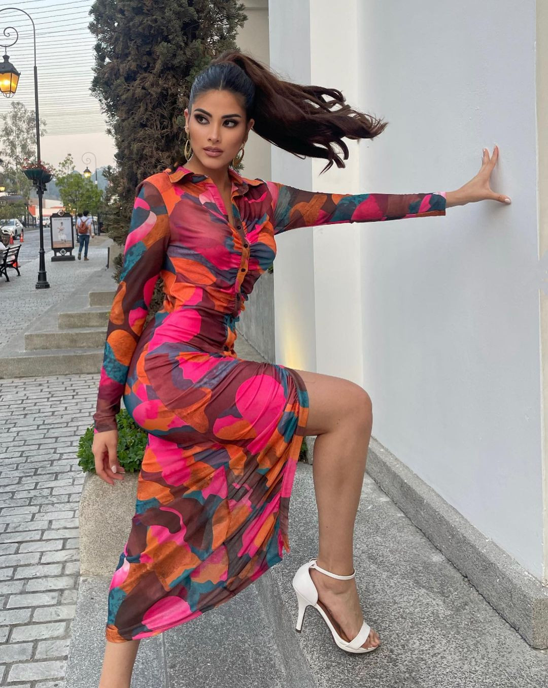 Bên cạnh sắc vóc quyến rũ, người đẹp được đánh giá cao ở khả năng hùng biện, ứng xử tự tin trước công chúng.