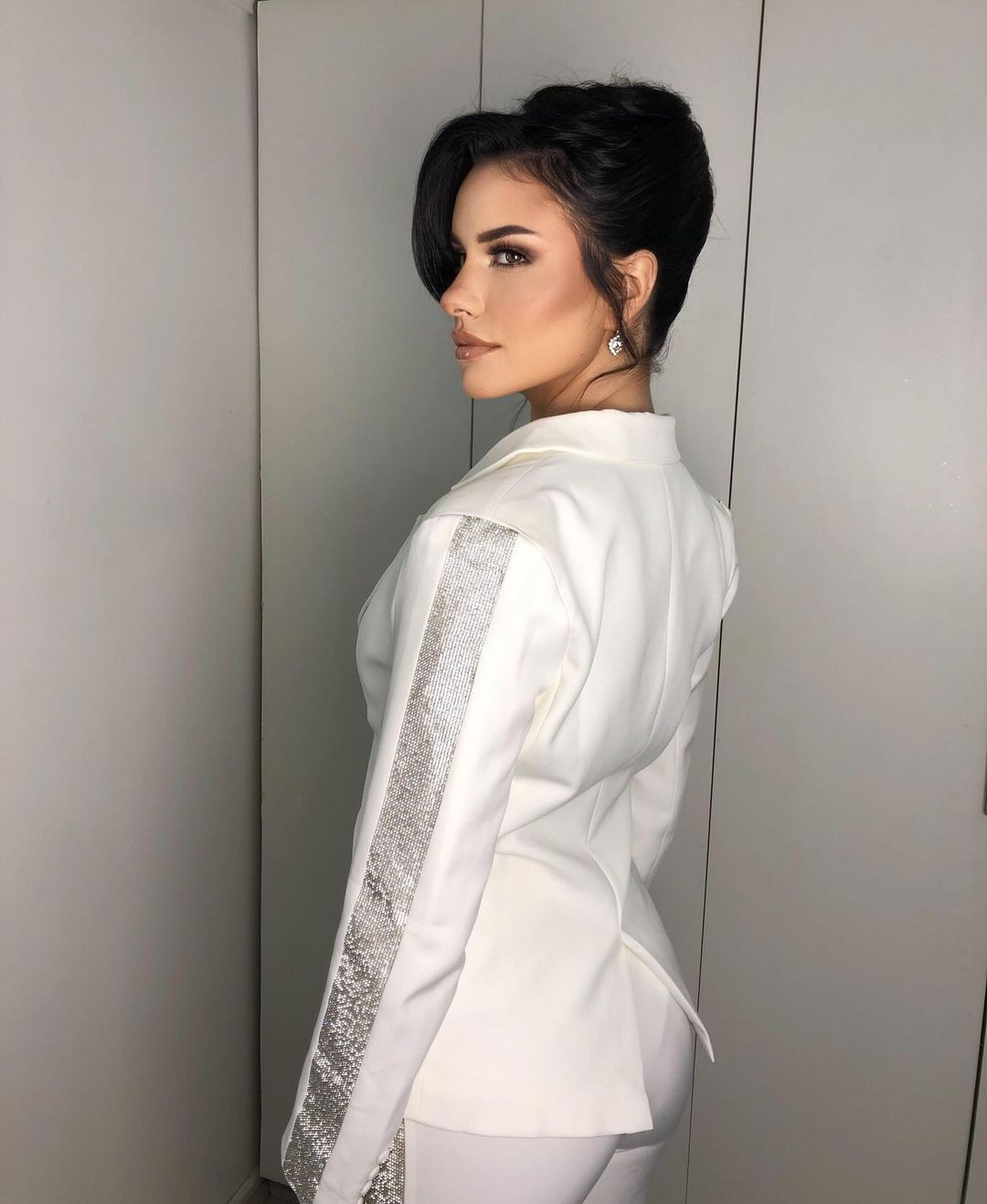 Emilia Dides bắt đầu hành trình âm nhạc bằng việc học hát tại nhạc viện từ khi còn nhỏ.