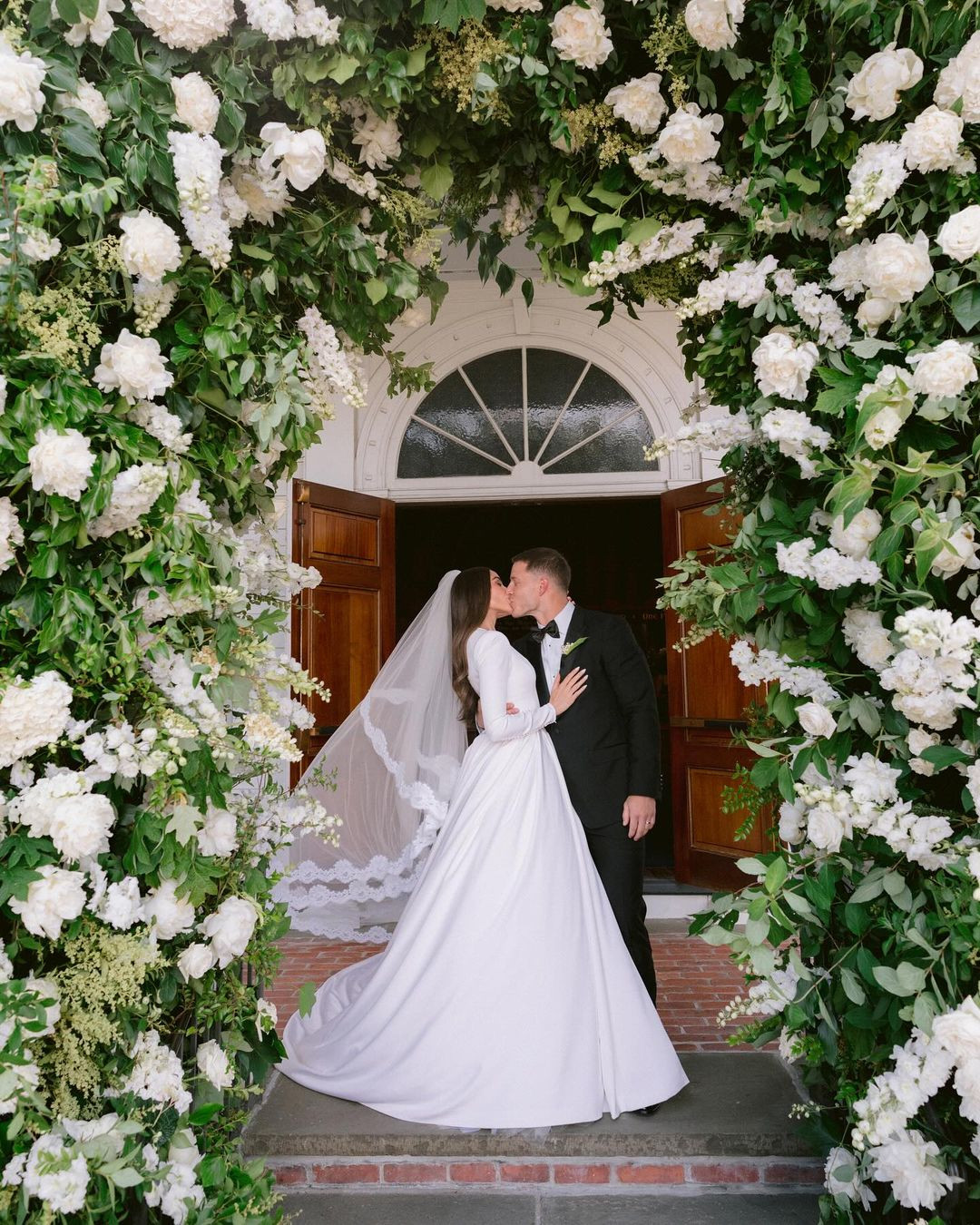 Olivia Culpo và Christian McCaffrey trao nhau nụ hôn say đắm. Buổi tiệc có sự tham gia của người mẫu Brooke Nader, hoàng tử Constantine Alexios của Hy Lạp, diễn viên hài Shane Gillis...