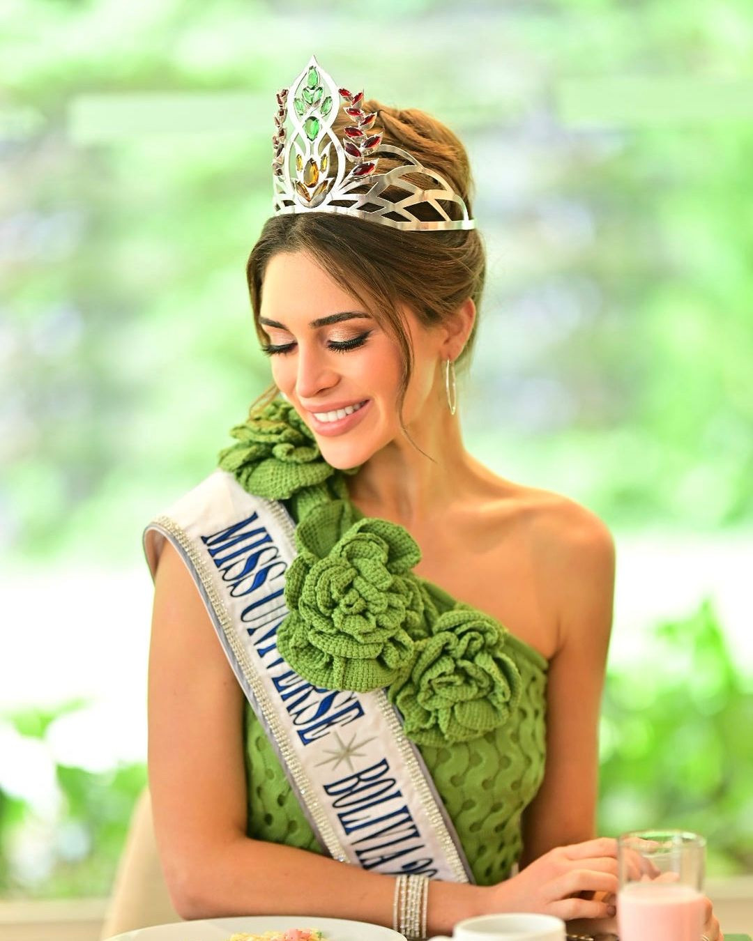 Juliana Barrientos năm nay 26 tuổi, cao 1,75 m, là người mẫu, nghệ sĩ chơi piano chuyên nghiệp. Người đẹp cũng nghiên cứu về lĩnh vực sinh hóa học.