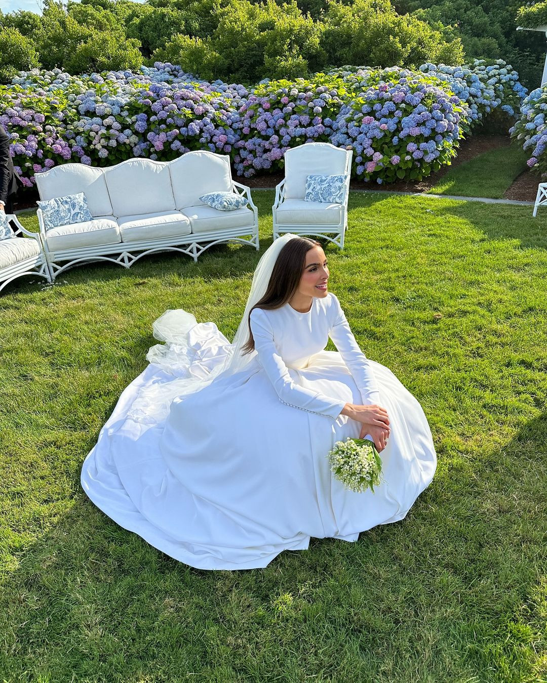 Cầu thủ bóng bầu dục Christian McCaffrey say sưa chụp ảnh cho vợ trước khi bước vào buổi tiệc.