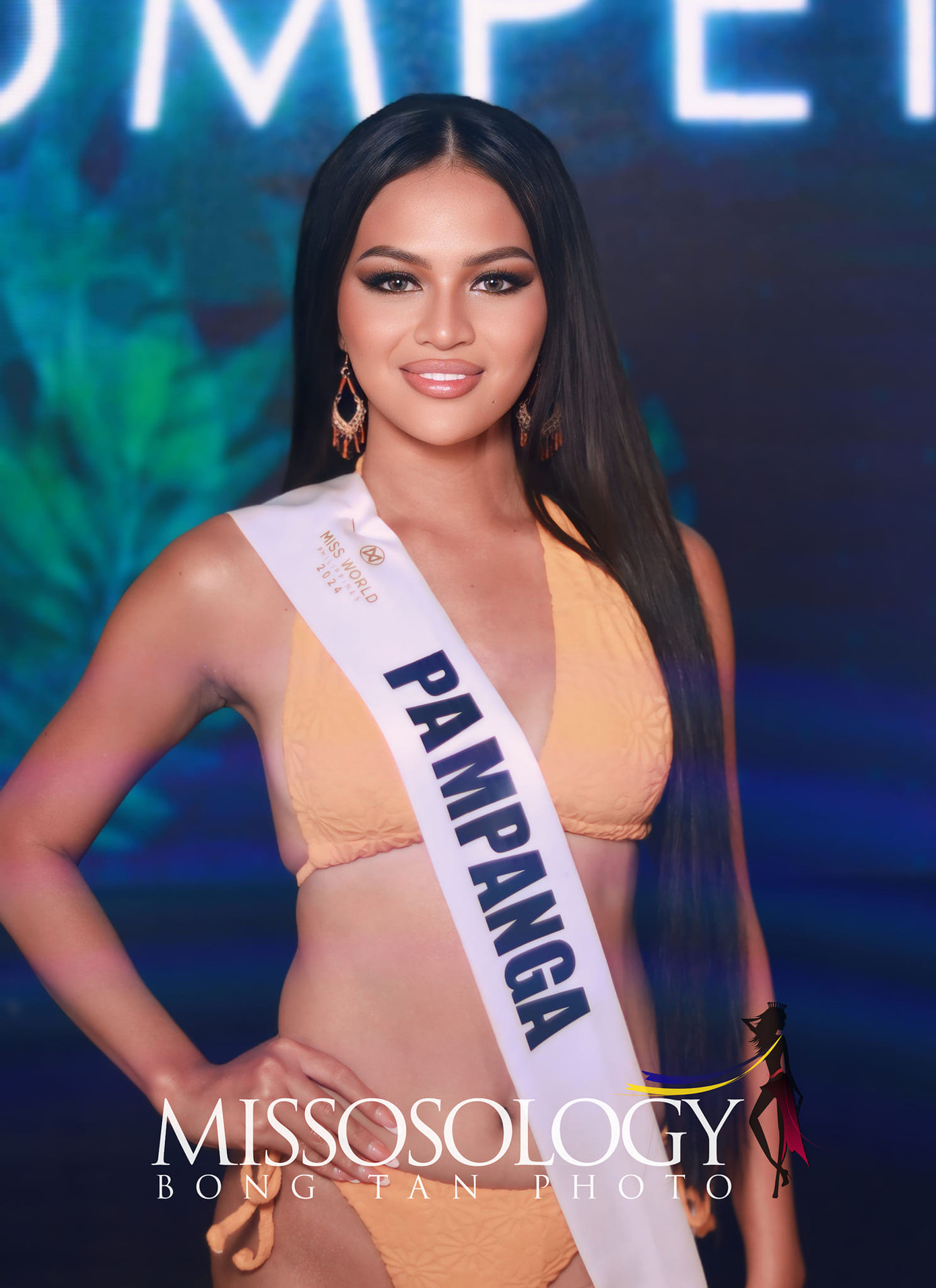 Dàn thí sinh trình diễn bikini tông màu vàng nổi bật. Thiết kế được nhận xét giúp dàn người đẹp khoe vóc dáng săn chắc.