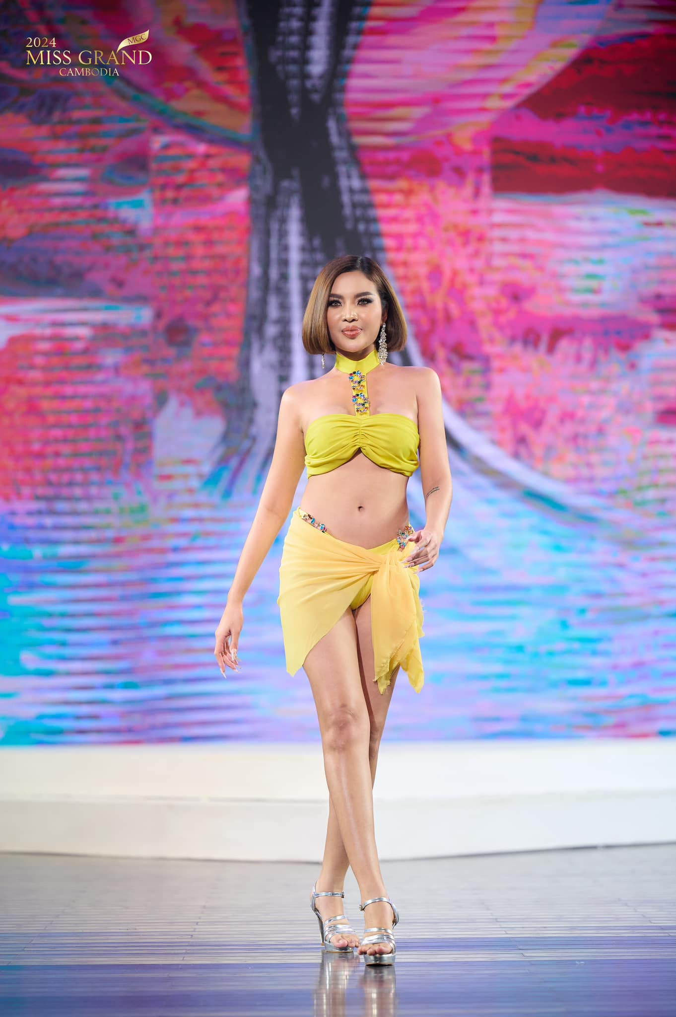 Bán kết Hoa hậu Hòa bình Campuchia 2024 đã diễn ra ngày 7/7 với sự tham gia của 25 thí sinh đại diện cho các tỉnh, thành. Trong đêm bán kết, thí sinh trải qua hai phần thi áo tắm và dạ hội. Phần thi áo tắm được sự mong chờ của khán giả.