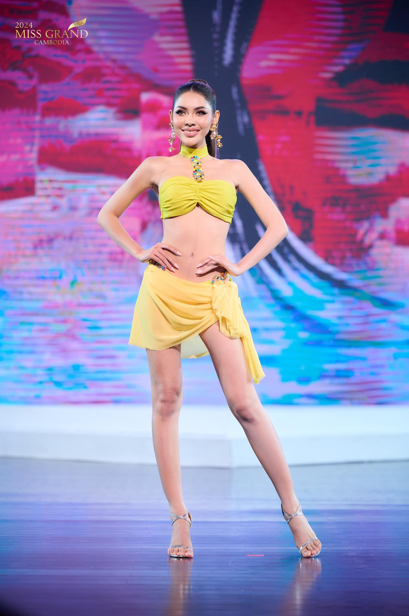 Bán kết Hoa hậu Hòa bình Campuchia 2024 đã diễn ra ngày 7/7 với sự tham gia của 25 thí sinh đại diện cho các tỉnh, thành. Trong đêm bán kết, thí sinh trải qua hai phần thi áo tắm và dạ hội. Phần thi áo tắm được sự mong chờ của khán giả.