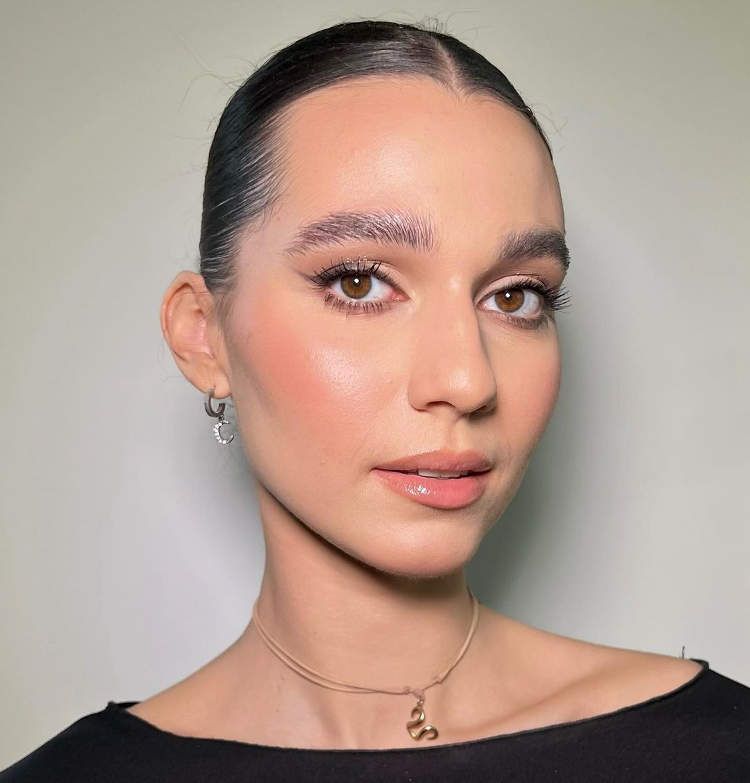 Maja Klajda thích búi tóc gọn gàng để khoe gương mặt nhỏ nhắn, thanh tú. Cô cũng chuộng cách trang điểm tông nude, nhấn vào đôi mắt.