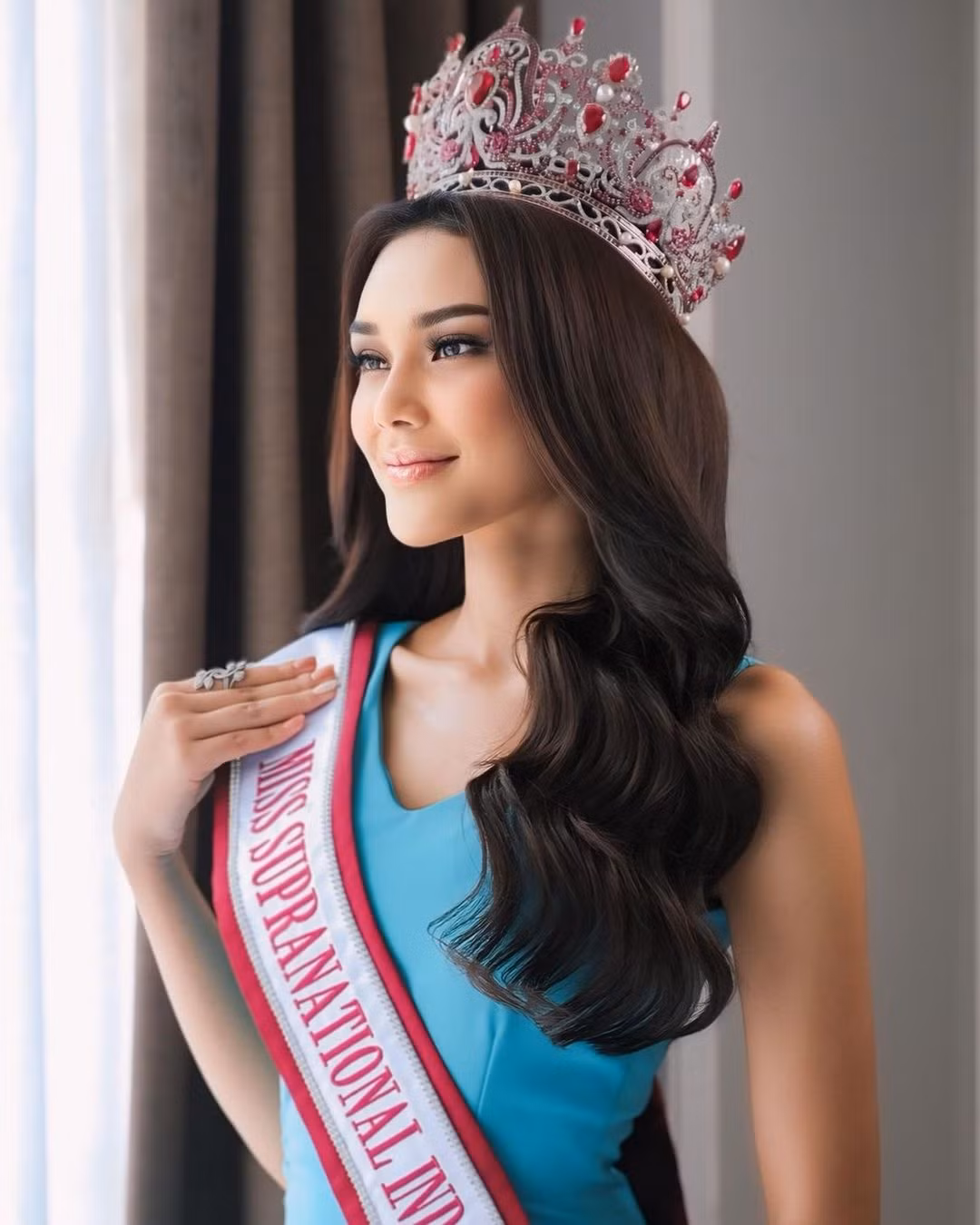 Puteri Indonesia là cuộc thi nhan sắc lâu đời, uy tín nhất ở Indonesia. Trước đó, người giành chiến thắng Puteri Indonesia thường được tham dự Hoa hậu Hoàn vũ. Từ năm 2022, Puteri Indonesia mất bản quyền Hoa hậu Hoàn vũ.