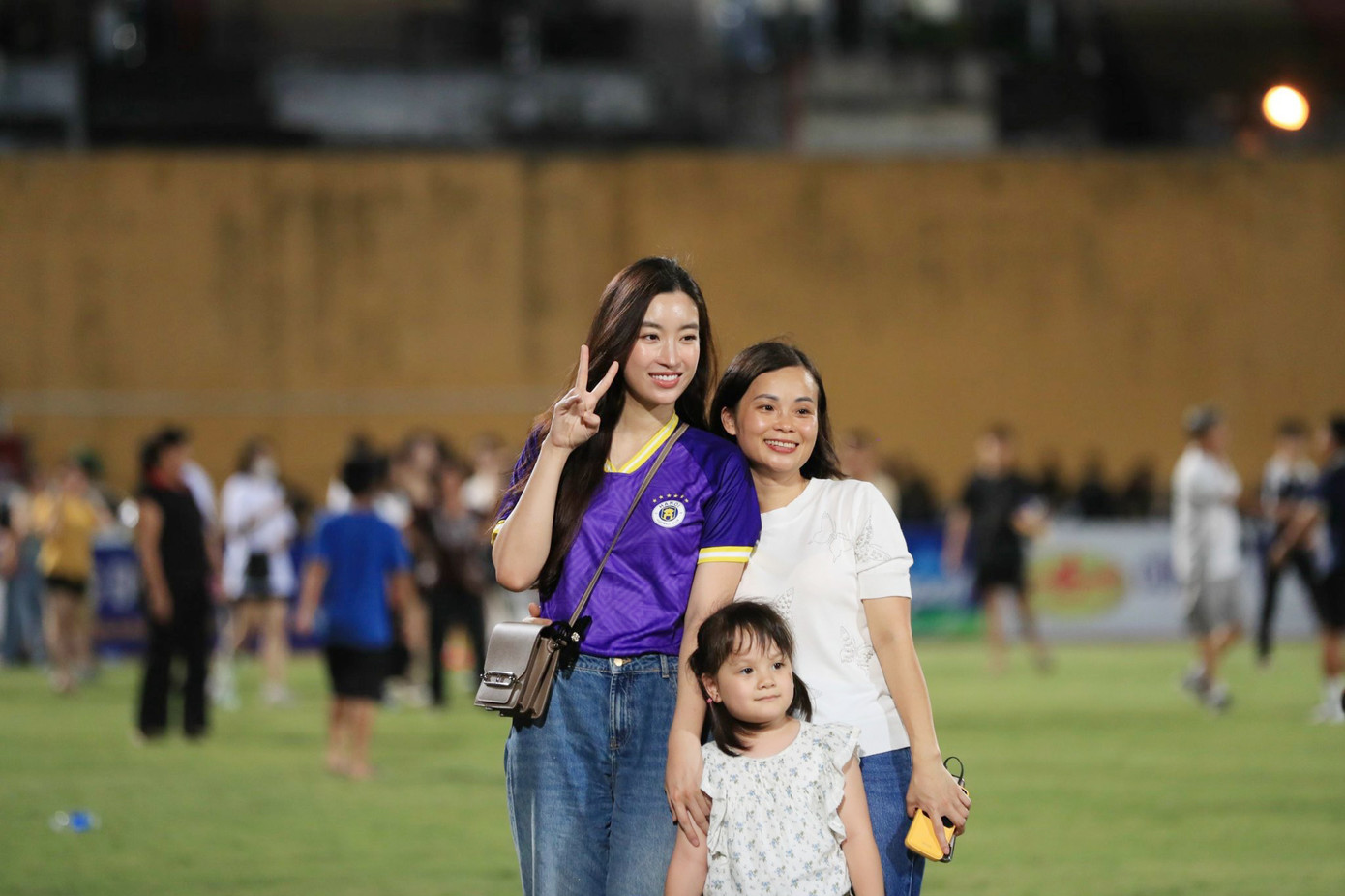 Trận đấu kết thúc với kết quả hòa 3-3. Mỹ Linh xuống sân chúc mừng chồng khi CLB Hà Nội được trao huy chương đồng. Ảnh: Minh Dân.