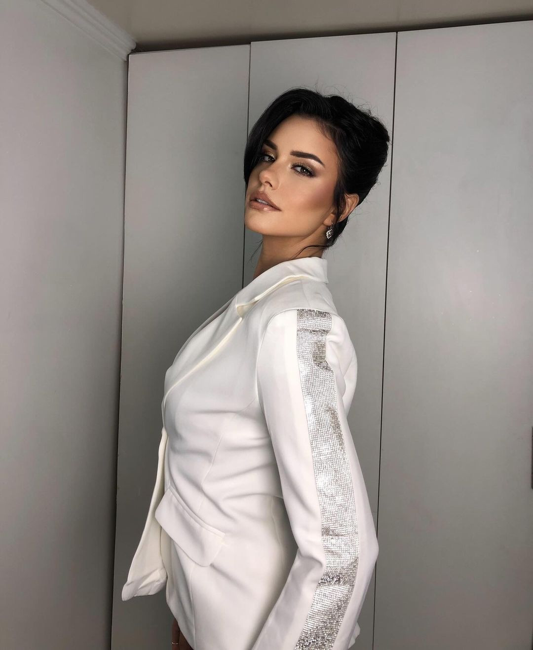 Emilia Dides bắt đầu hành trình âm nhạc bằng việc học hát tại nhạc viện từ khi còn nhỏ.