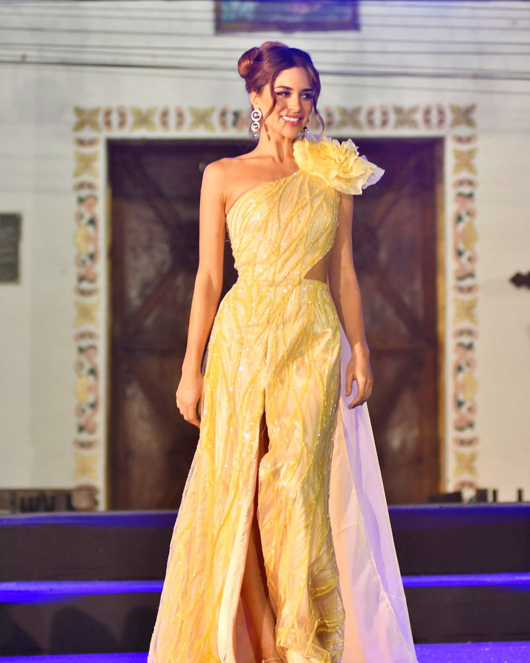 Juliana Barrientos mang 2 dòng máu Bolivia và Ukraine.