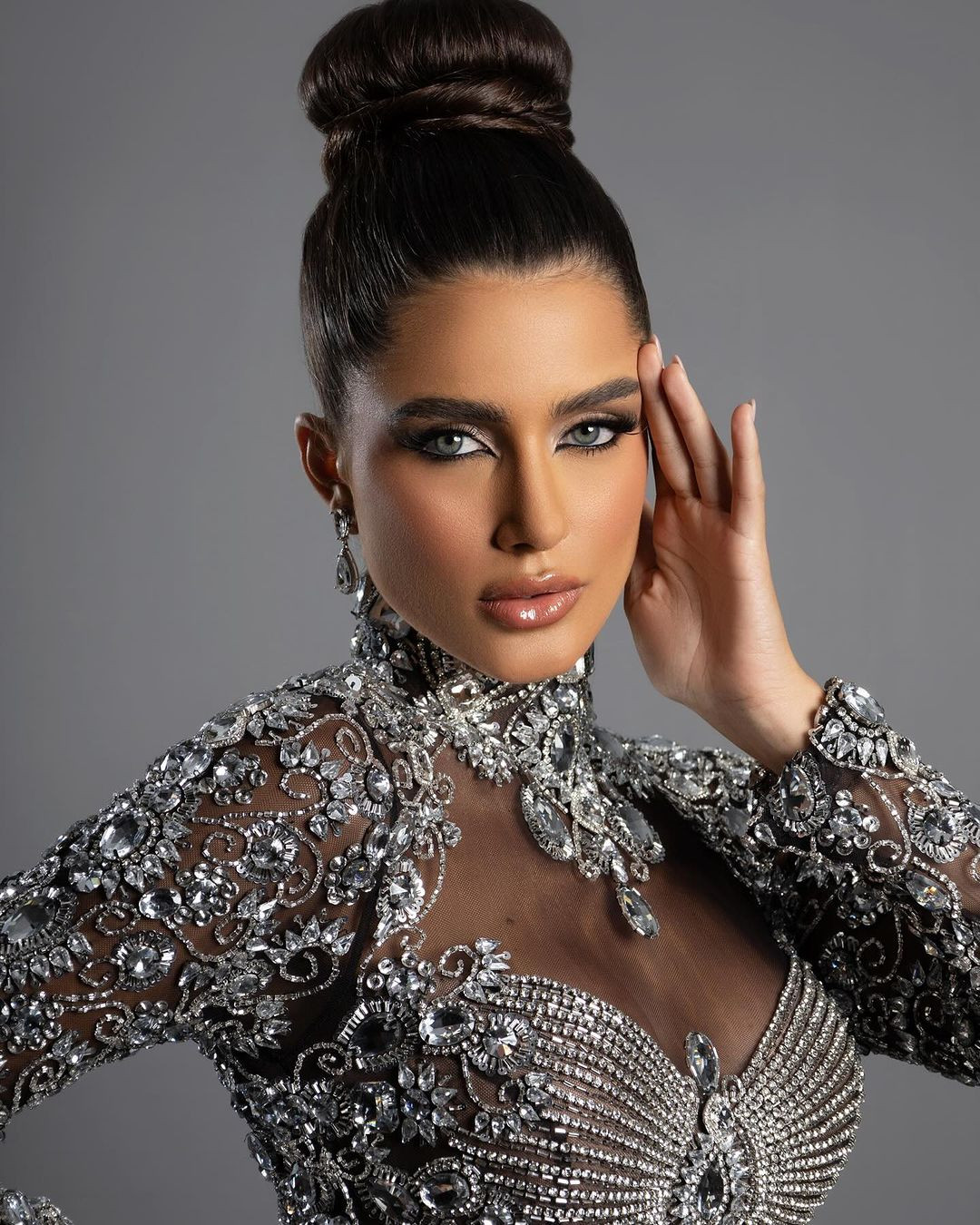 Người đẹp Brazil - Isadora Murta là ứng viên tiềm năng cho ngôi vị hoa hậu. Isadora Murta năm nay 25 tuổi, cao 1,72 m. Cô có bằng chuyên ngành quản trị của Đại học Liên bang Vicosa. Cô từng giành ngôi vị á hậu 2 tại cuộc thi Miss Universe Brazil 2022. Khán giả quê nhà đang đặt kỳ vọng Isadora Murta giành chiếc vương miện Hoa hậu Siêu quốc gia đầu tiên về cho Brazil.