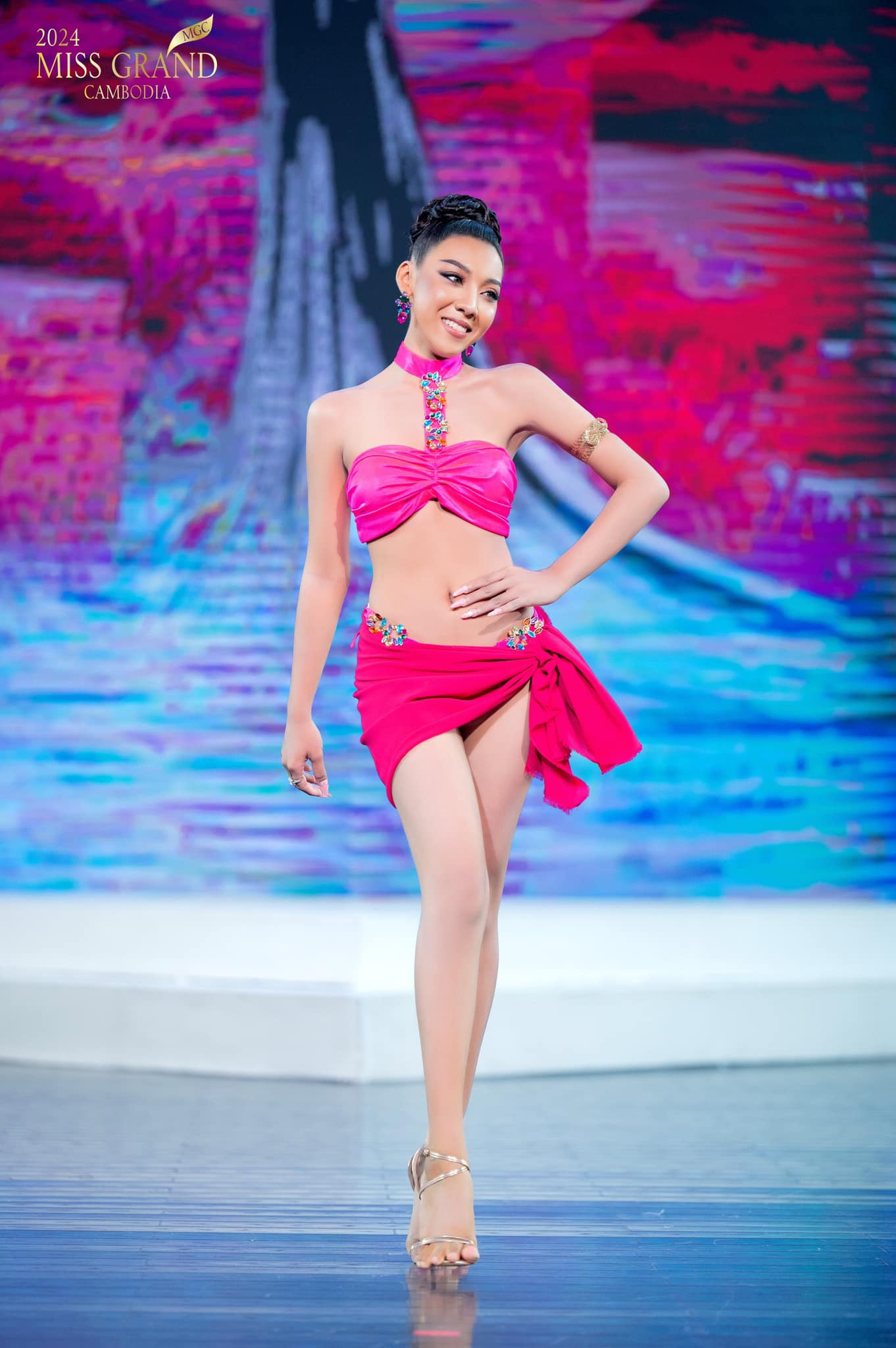 Một nhóm thí sinh trình diễn áo tắm tông màu hồng bắt mắt.