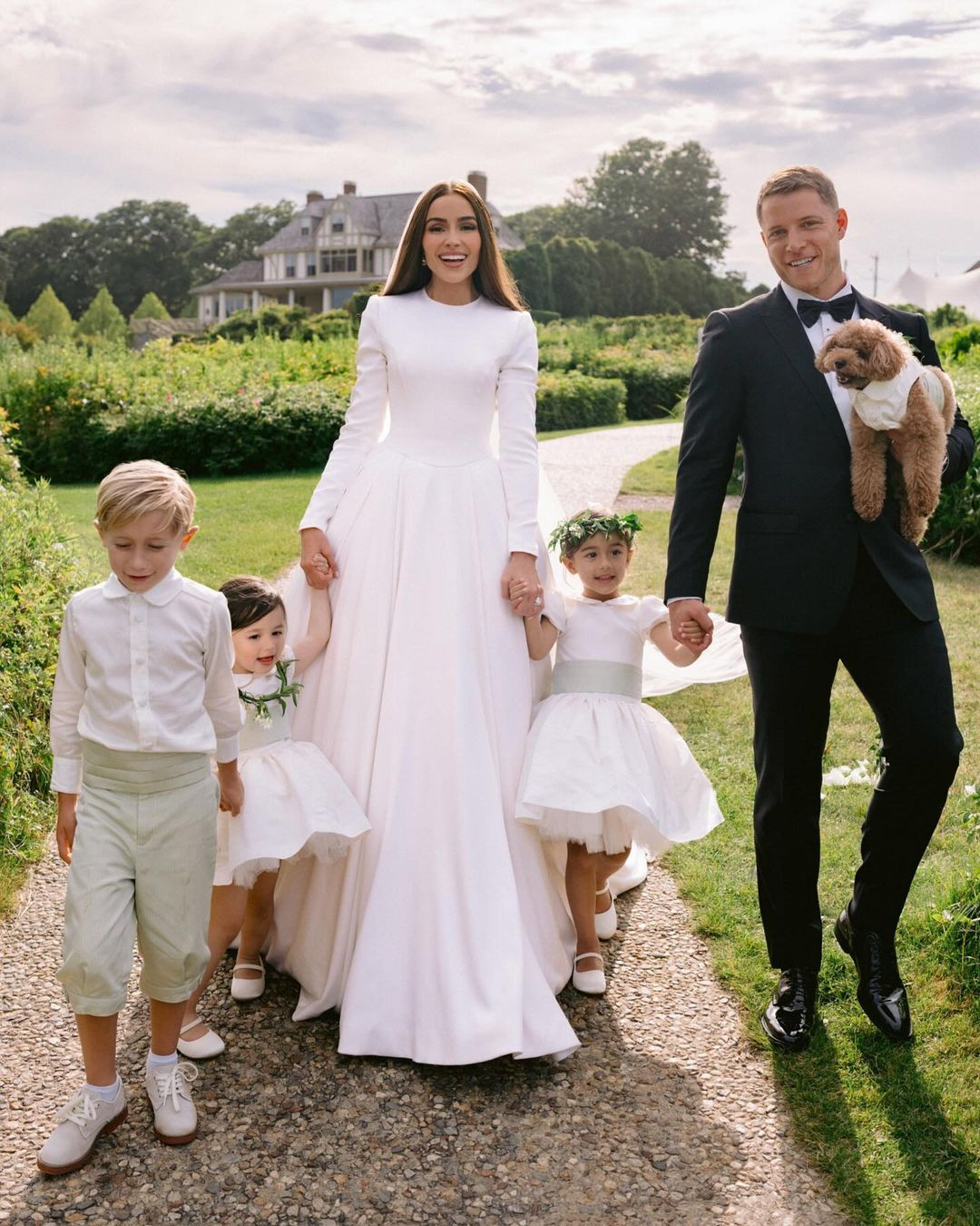 Olivia Culpo và Christian McCaffrey trao nhau nụ hôn say đắm. Buổi tiệc có sự tham gia của người mẫu Brooke Nader, hoàng tử Constantine Alexios của Hy Lạp, diễn viên hài Shane Gillis...