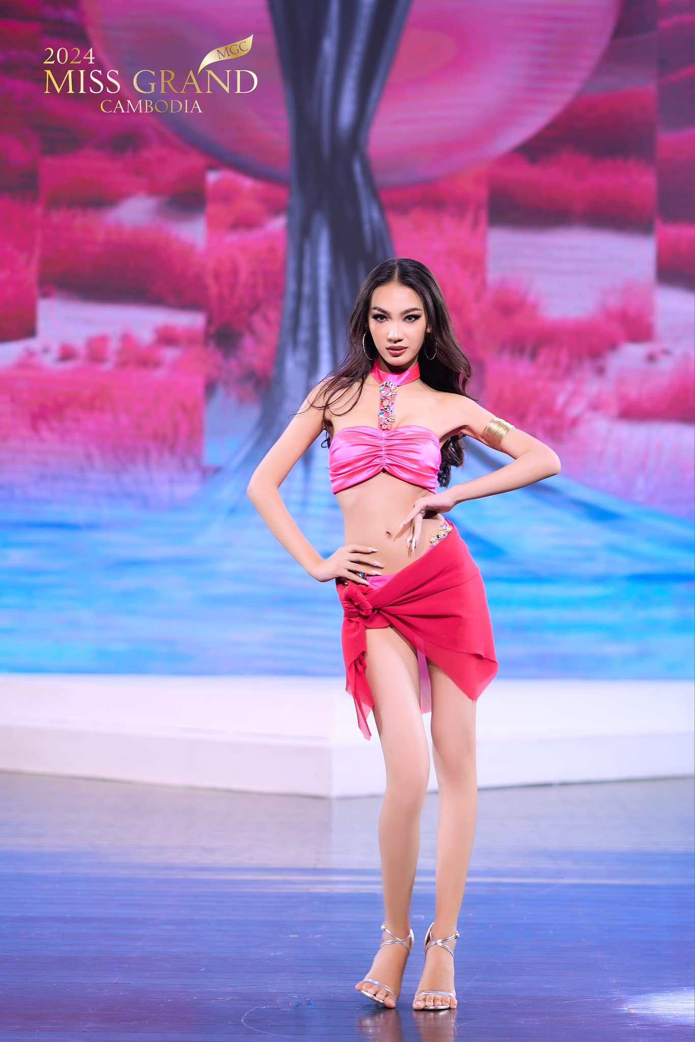 Mặt bằng thí sinh cuộc thi Hoa hậu Hòa bình Campuchia 2024 không được đánh giá cao. Số lượng thí sinh có sắc vóc nổi trội không nhiều. Thậm chí, nhiều người đẹp bị chê bai có hình thể kém săn chắc, chiều cao hạn chế.