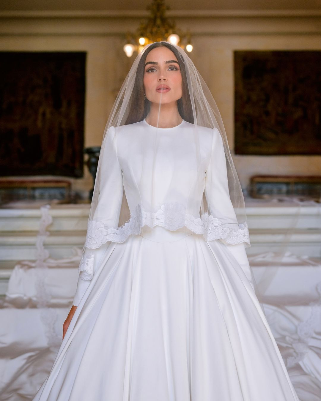 Olivia cho biết khán giả đã quen với hình tượng sexy của cô nên trong ngày trọng đại, cô muốn mặc kín đáo. "Tôi không muốn chiếc váy cưới toát lên sự gợi cảm theo bất kỳ cách nào", Culpo nói.