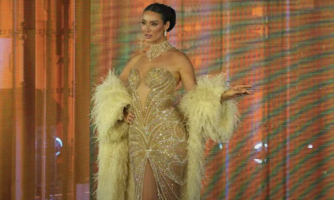 Lydie Vũ trình diễn áo tắm và váy dạ hội.