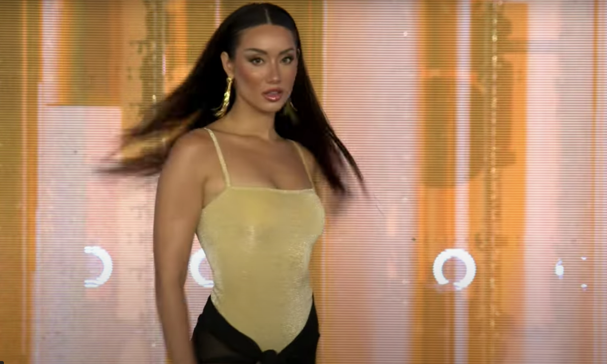 Lydie Vũ trình diễn áo tắm và váy dạ hội.