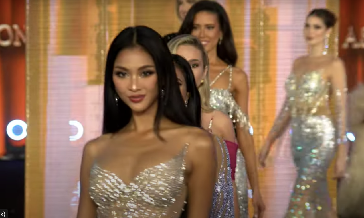 Sân khấu, âm thanh, ánh sáng bị chê tẻ nhạt.